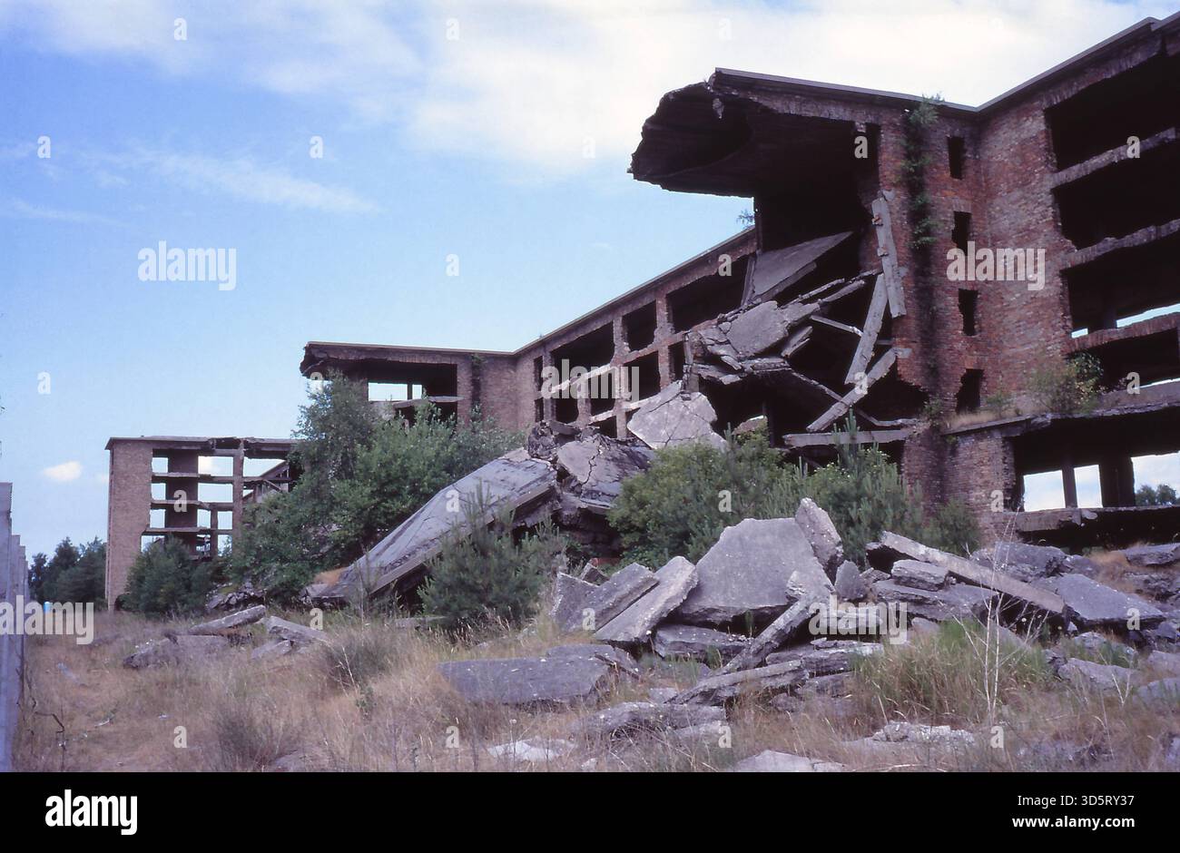 Die Grenze ist verschwunden, Westberliner können nun auch ohne größere Formalitäten in die alten Berliner Bäder Usedom und Rügen reisen und die Sehenswürdigkeiten besichtigen, hier die Überreste des KDF See-Bad Prora. Der hier abgebildete westliche Überrest blieb in Ruinen und wurde - wenn auch nach dem Krieg nicht vollständig geräumt - 1992 für Schießübungen der russischen Marine verwendet. Nach der Wiedervereinigung übernahm die Bundeswehr den Komplex, der dann auf zivile Nutzung umgebaut wurde. [Automatisierte Übersetzung] Stockfoto