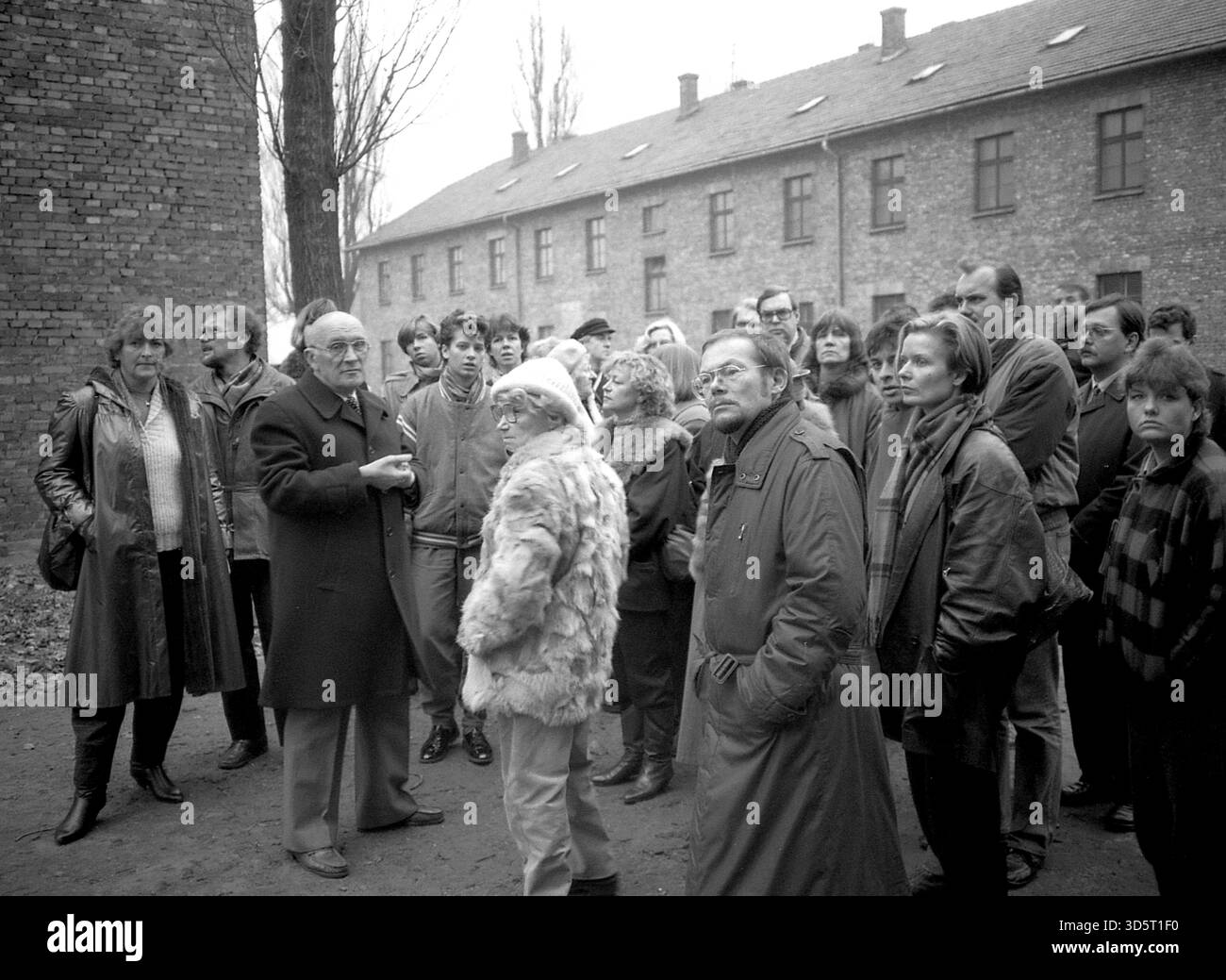 Ehemaliger polnischer Häftling erklärt der SPD-Gruppe aus Berlin, Auschwitz 1985 das meiste muss gelesen werden, z.B. in den Aufzeichnungen des SS-Lagerkommandanten Rudolf Höss [automatisierte Übersetzung] Stockfoto