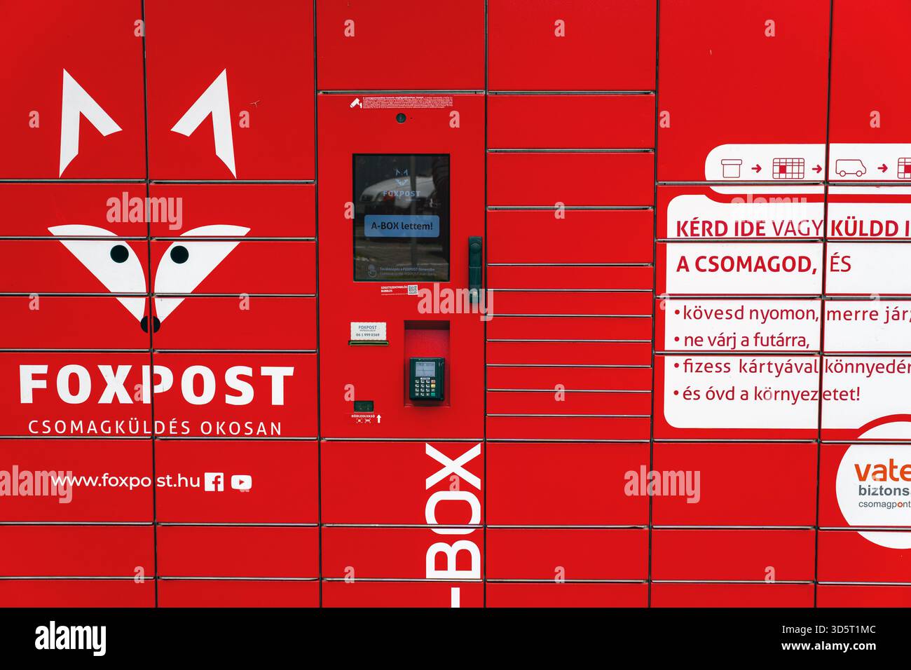 Budapest, Ungarn - 17. November 2025: In einem öffentlichen Bereich steht ein hellroter Paketzustellschrank mit klaren Etiketten und einem benutzerfreundlichen Interf Stockfoto