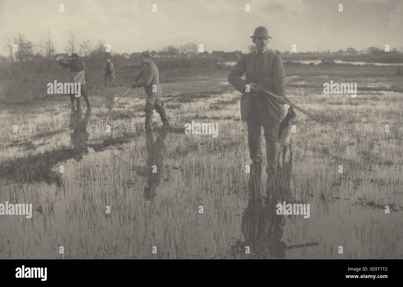 Foto von Peter Henry Emerson und TF Goodall, 1886, mit Scharfschützenschießen in einem Sumpfgebiet. Das Bild zeigt Jäger, Schusswaffen, Scharfvögel, Feuchtgebiete und natürliche Beleuchtung. die sportliche Aktivität im Freien des 19. Jahrhunderts widerspiegelt. Stockfoto