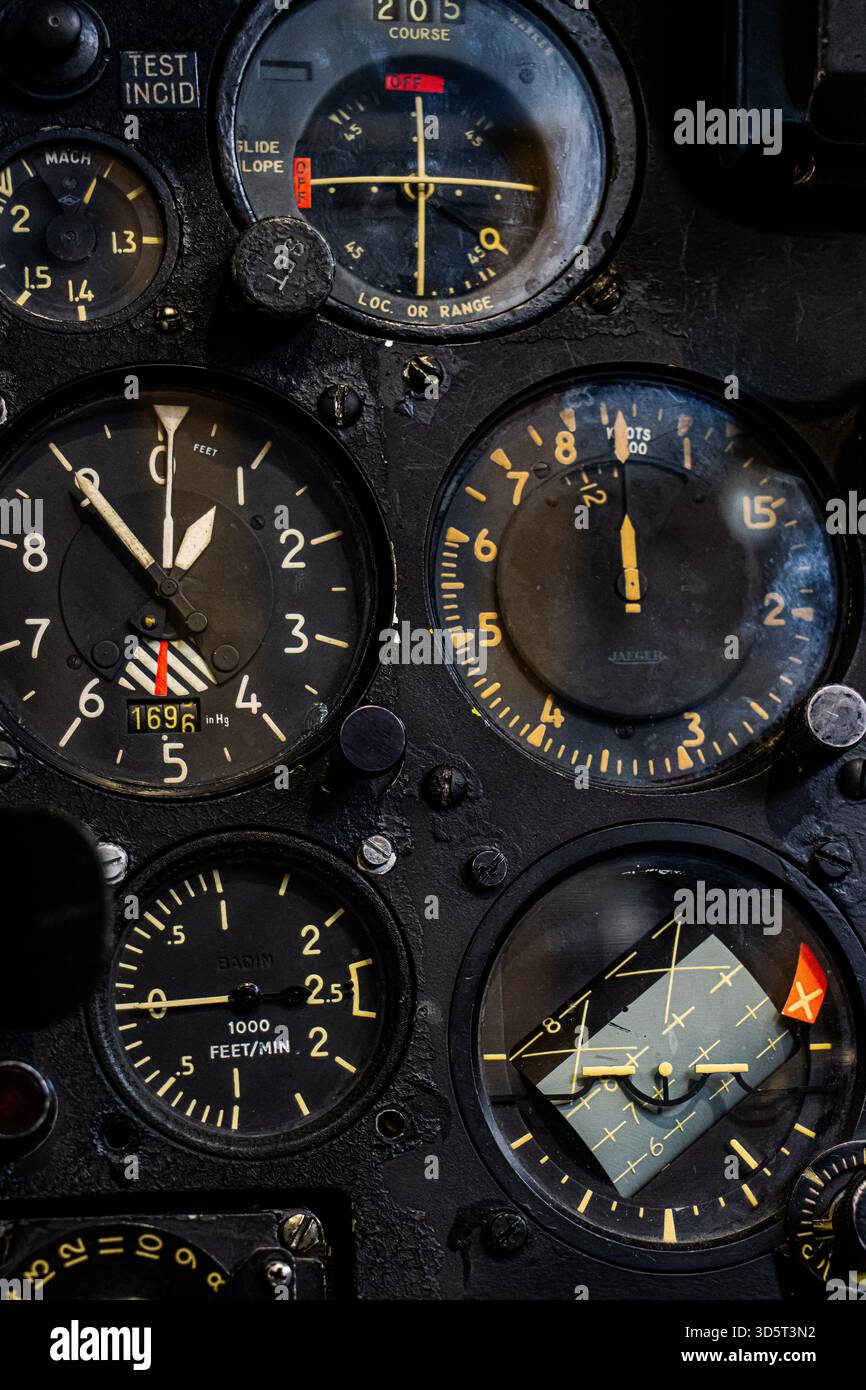 Detailansicht der Cockpitinstrumente von Flugzeugen mit beleuchteten Bedienfeldern und Fluganzeigen. Die komplexen Avionik- und Navigationssysteme schaffen eine Hightech-Atmosphäre für die Luftfahrt. Stockfoto