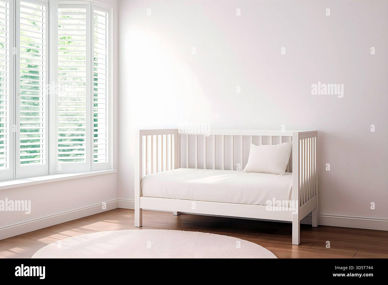 Kinderzimmer mit minimalistischem Interieur mit leeren Rahmen und neutraler Einrichtung Stockfoto