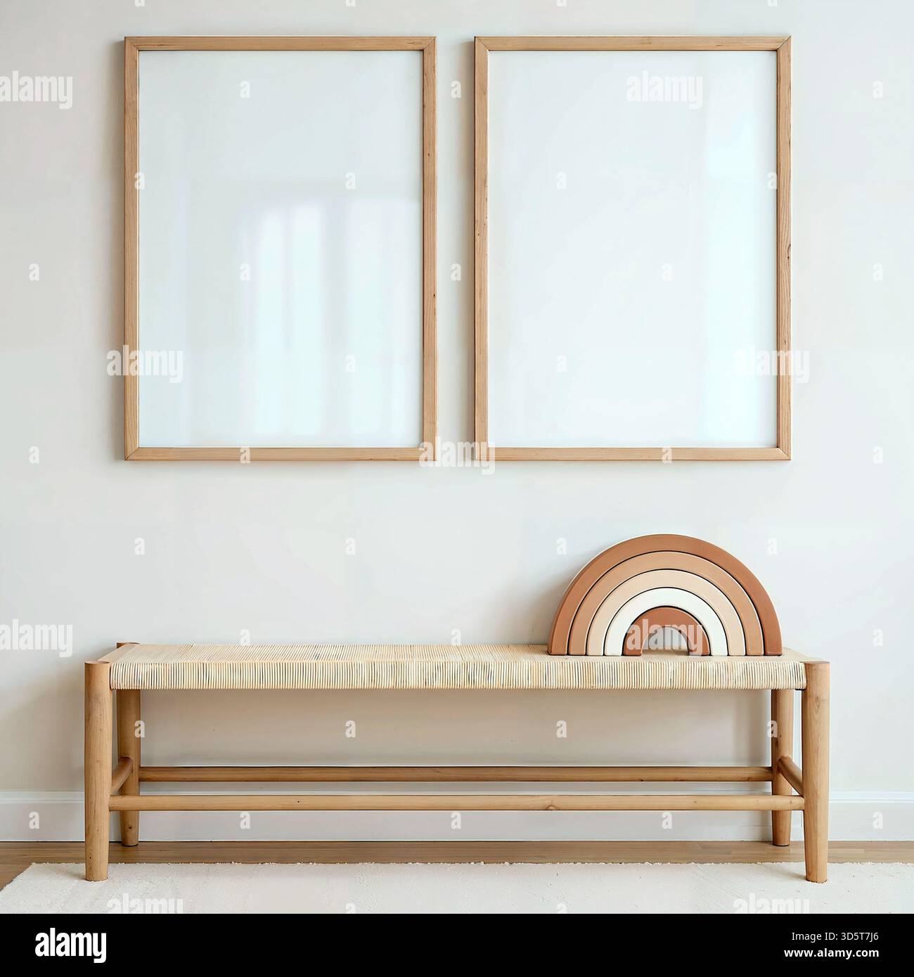 Kinderzimmer mit minimalistischem Interieur mit leeren Rahmen und neutraler Einrichtung Stockfoto