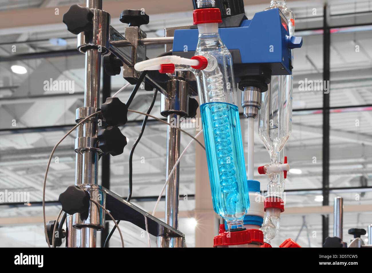 Chemisches Biologielabor mit vielen Glasröhren und Kolben mit blauer Flüssigkeit im Inneren, chemisches Mikrobiologielabor für medizinische Analyse Industriekonzept Backgrou Stockfoto