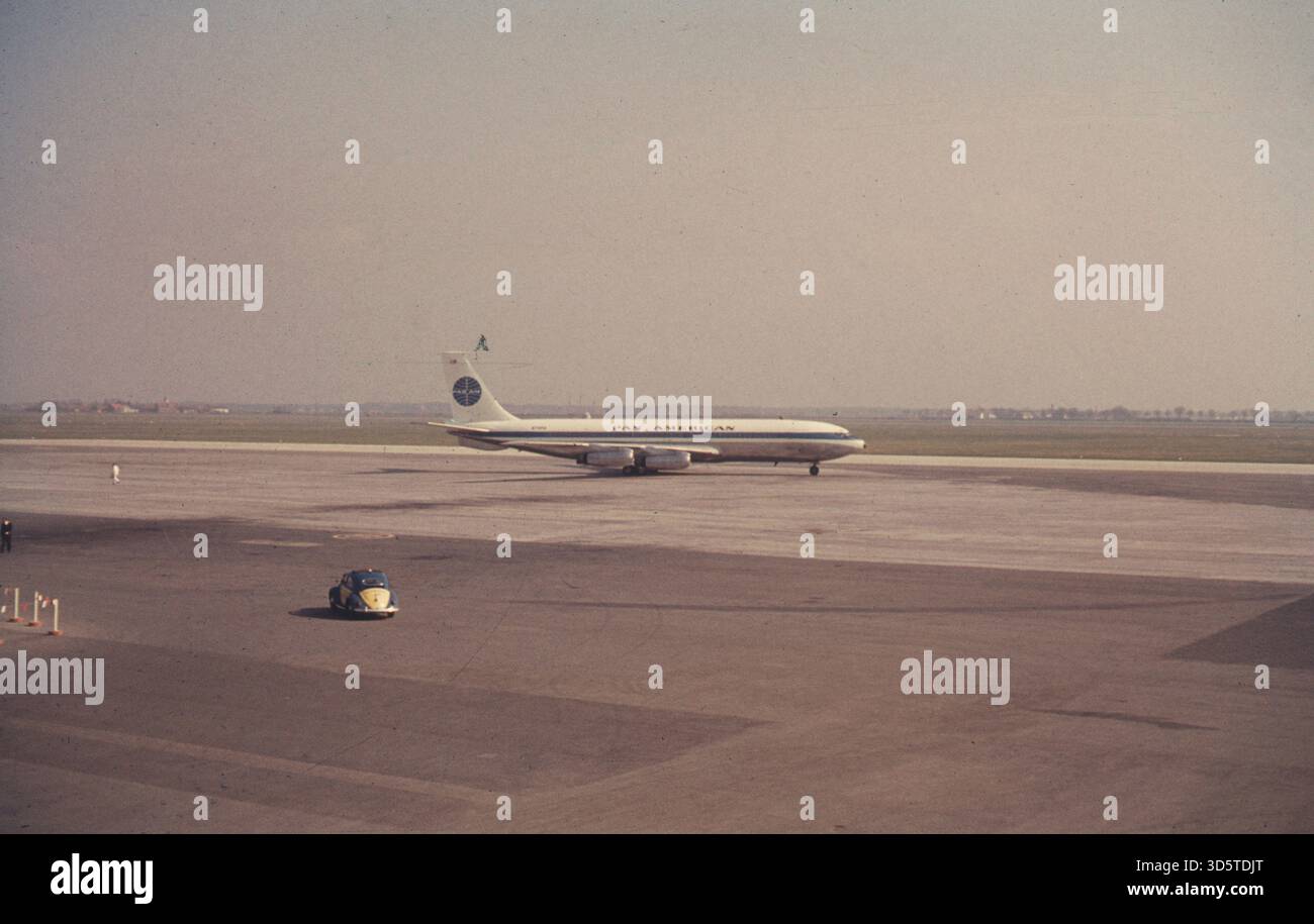 Ein Flugzeug der Pan American World am Flughafen München-Riem. [Automatisierte Übersetzung] Stockfoto