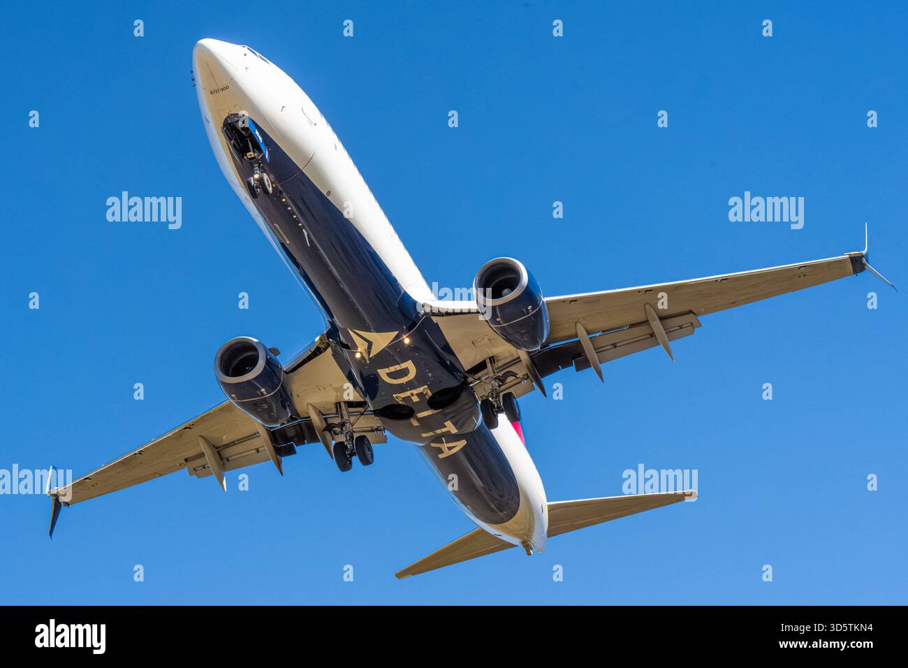 Delta Air Lines Boeing 737 900 Passagierjet bei Landung am Hartsfield-Jackson Atlanta International Airport in Atlanta, Georgia. (USA) Stockfoto