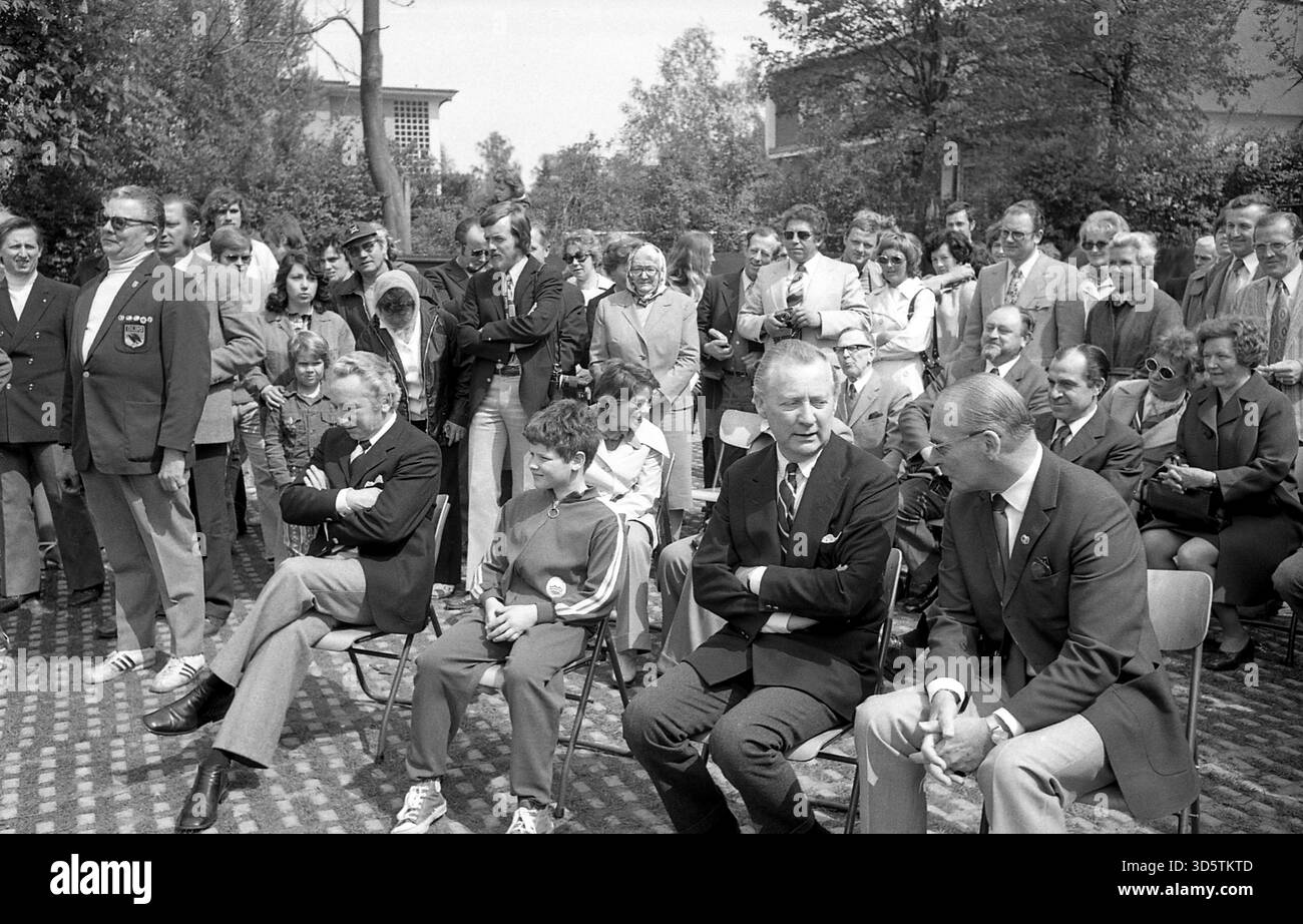 Anlässlich des 60-jährigen Bestehens der Deutschen Lebensrettung (DLRG) wurden neue Rettungsboote gestartet. Hier Axel C. Springer (2. Von rechts) als Ehrengast bei der Eröffnungszeremonie. [Automatisierte Übersetzung] Stockfoto