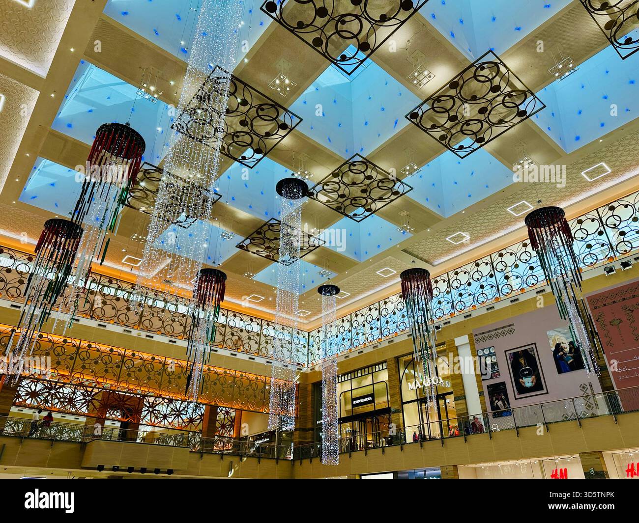 Kronleuchter innen Mirdif Mall Dubai VAE Stockfoto