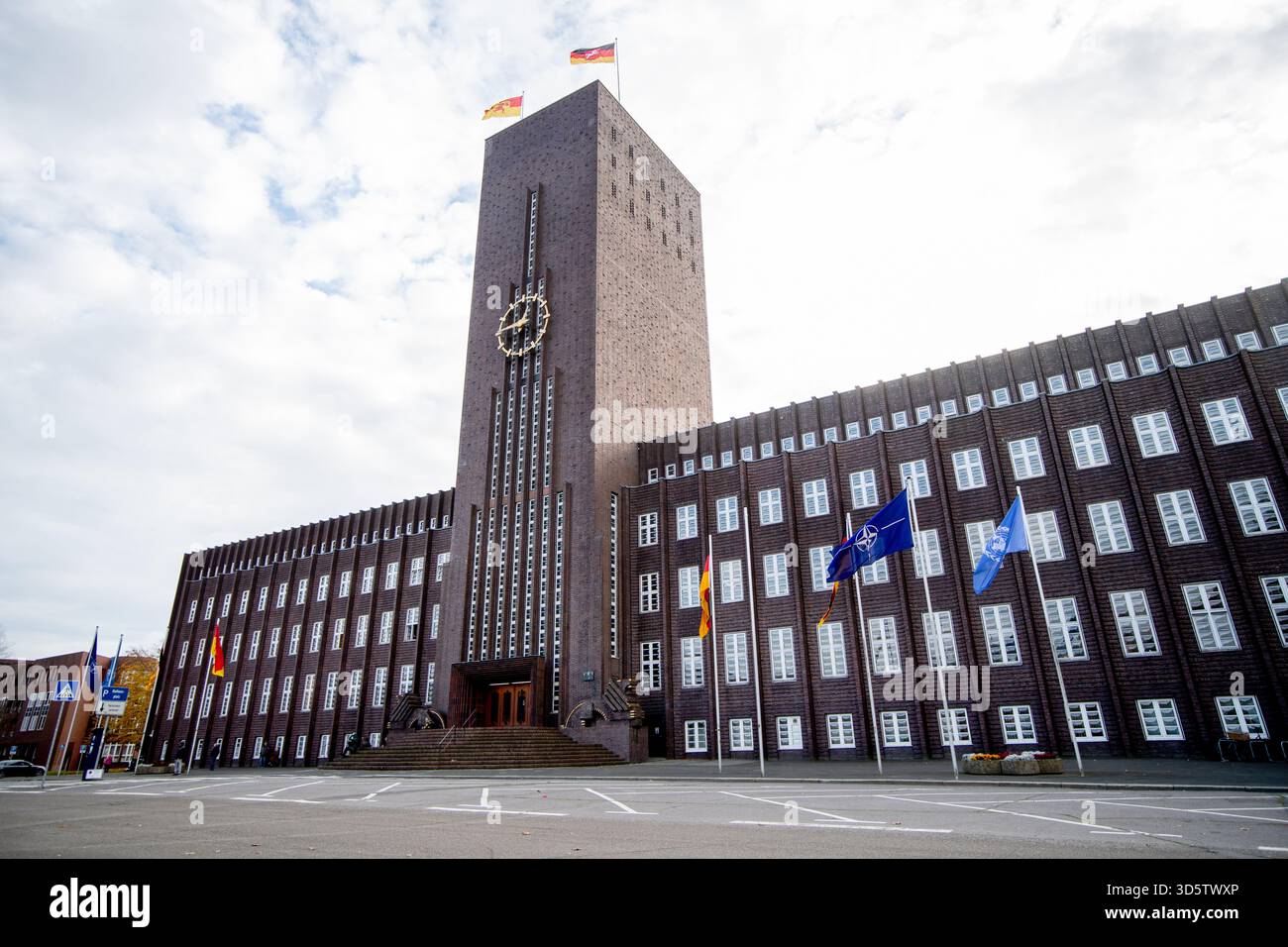 13. November 2025, Niedersachsen, Wilhelmshaven: Das historische Rathaus befindet sich im Stadtzentrum. Das Rathaus wurde 1928-29 für die damals eigenständige Stadt Rüstringen errichtet, die 1937 in Wilhelmshaven zusammengelegt wurde. Der Hamburger Architekt und Baumeister Fritz Höger entwarf das Gebäude im expressionistischen Backsteinstil. Foto: Hauke-Christian Dittrich/dpa Stockfoto