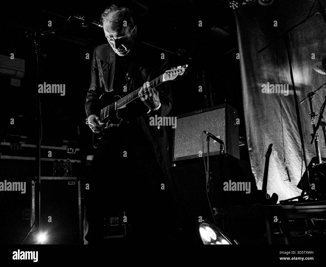 Hugh Cornwell und die Courettes spielen im November 2025 im legendären The Concord 2, Brighton auf der „Come and Get Some“ UK-Tour. Eine Nacht voller Punk-Vermächtnis und Garage-Rock-Energie. - Hugh Cornwell trat live auf der Concorde 2 in Brighton auf, als Teil seiner UK-Tournee „Come and Get Some“ 2025. Das Set enthielt das komplette Nosferatu-Album, Stranglers-Klassiker und Solomaterial. XC-Bild von Xavier Clarke – XC-FOTOGRAFIE im Auftrag von Sonic PR für redaktionelle Berichterstattung. Stockfoto