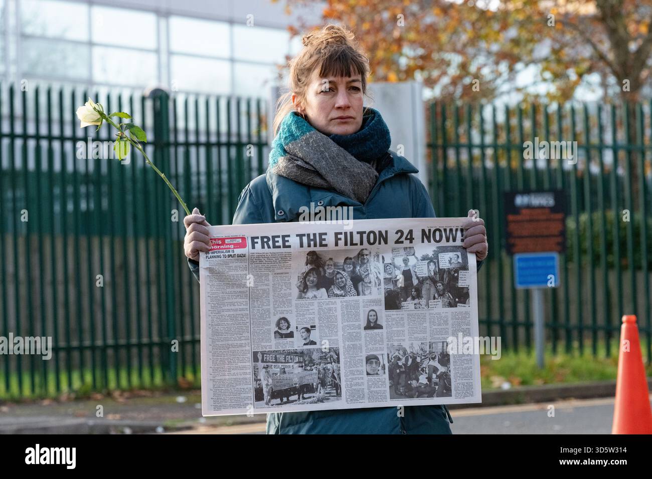 London, Großbritannien. November 2025. Palästinensische Unterstützer versammeln sich vor dem Woolwich Crown Court, als der Prozess gegen die ersten sechs Aktivisten der Palästinensischen Aktion beginnt, die zusammen als Filton 24 bekannt sind. Die Angeklagten werden im Zusammenhang mit einer angeblichen Aktion gegen den israelischen Waffenhersteller Elbit Systems ​in Filton in der Nähe von Bristol im vergangenen Jahr beschuldigt. Sie werfen Elbit vor, Waffen herzustellen, die während des israelischen Krieges gegen Gaza verwendet wurden. Die Gruppe der direkten Aktionen wurde von der britischen Regierung im Juli 2025 aufgrund von Terrorismusgesetzen verboten. Quelle: Ron Fassbender/Alamy Live News Stockfoto