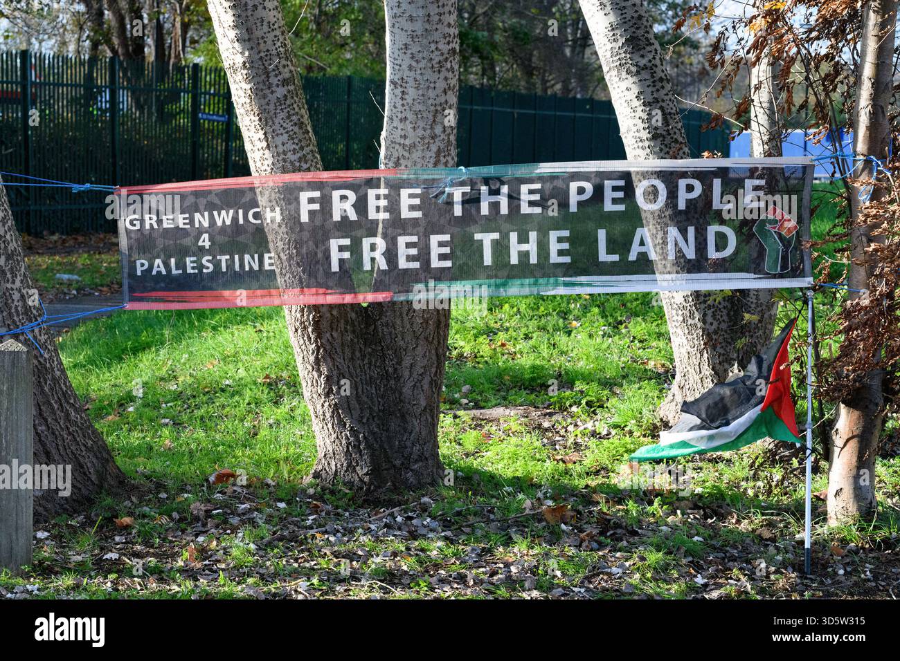 London, Großbritannien. November 2025. Palästinensische Unterstützer versammeln sich vor dem Woolwich Crown Court, als der Prozess gegen die ersten sechs Aktivisten der Palästinensischen Aktion beginnt, die zusammen als Filton 24 bekannt sind. Die Angeklagten werden im Zusammenhang mit einer angeblichen Aktion gegen den israelischen Waffenhersteller Elbit Systems ​in Filton in der Nähe von Bristol im vergangenen Jahr beschuldigt. Sie werfen Elbit vor, Waffen herzustellen, die während des israelischen Krieges gegen Gaza verwendet wurden. Die Gruppe der direkten Aktionen wurde von der britischen Regierung im Juli 2025 aufgrund von Terrorismusgesetzen verboten. Quelle: Ron Fassbender/Alamy Live News Stockfoto