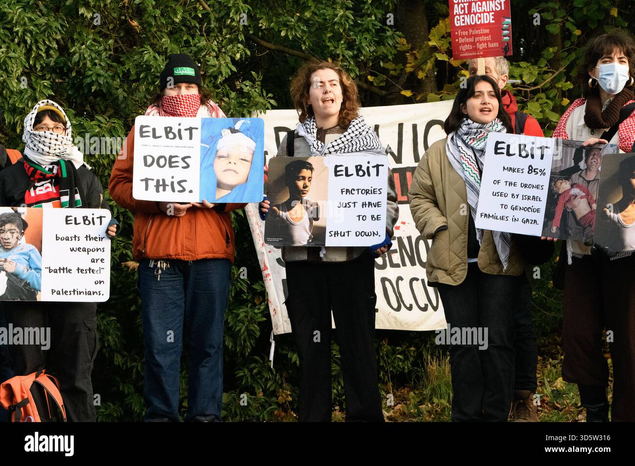 London, Großbritannien. November 2025. Palästinensische Unterstützer versammeln sich vor dem Woolwich Crown Court, als der Prozess gegen die ersten sechs Aktivisten der Palästinensischen Aktion beginnt, die zusammen als Filton 24 bekannt sind. Die Angeklagten werden im Zusammenhang mit einer angeblichen Aktion gegen den israelischen Waffenhersteller Elbit Systems ​in Filton in der Nähe von Bristol im vergangenen Jahr beschuldigt. Sie werfen Elbit vor, Waffen herzustellen, die während des israelischen Krieges gegen Gaza verwendet wurden. Die Gruppe der direkten Aktionen wurde von der britischen Regierung im Juli 2025 aufgrund von Terrorismusgesetzen verboten. Quelle: Ron Fassbender/Alamy Live News Stockfoto