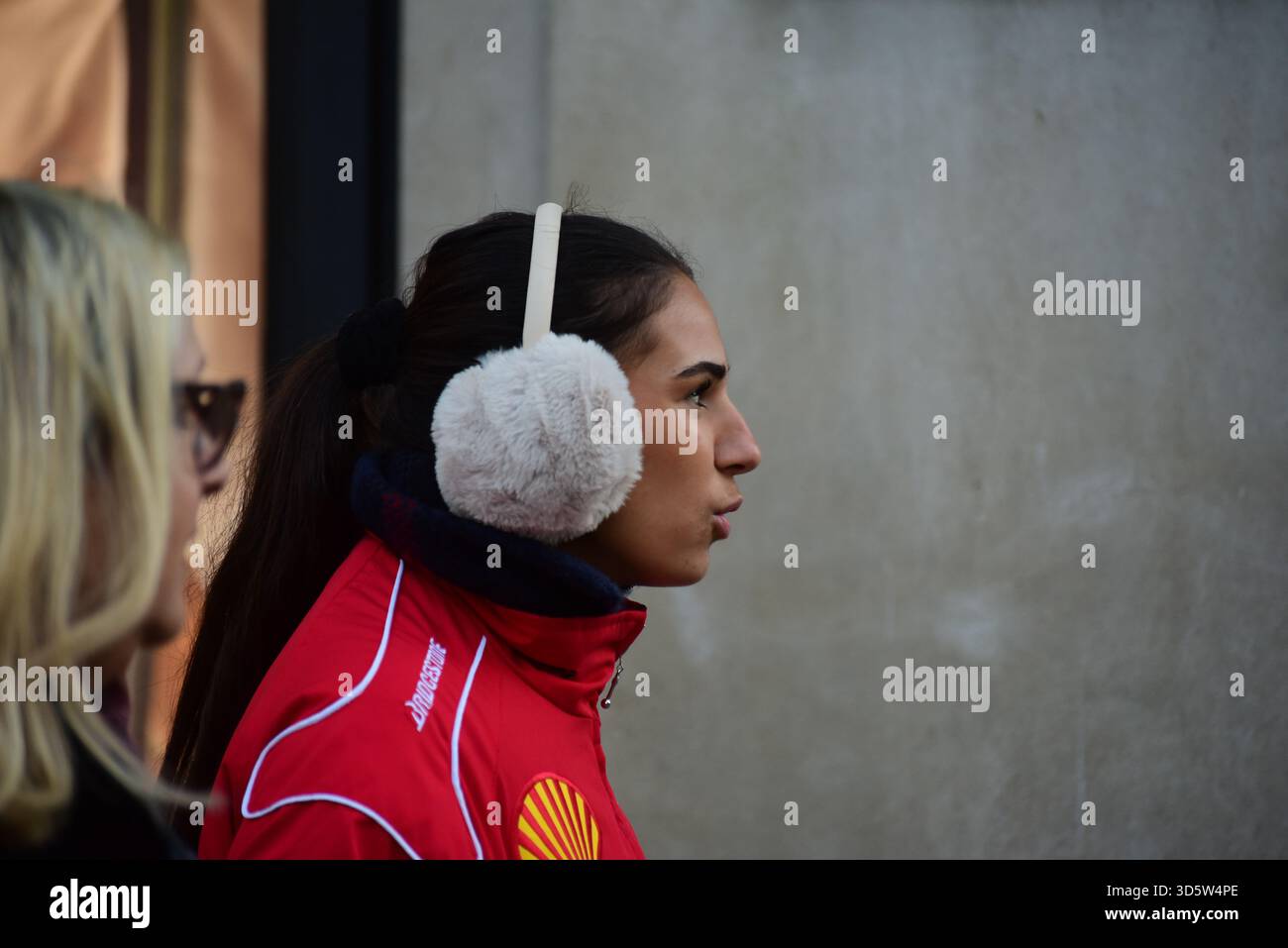London, Großbritannien. 17. November 2025: Ein Mädchen trägt Ohrenschützer, um gegen das kalte Wetter zu kämpfen. London 17/niv/25 Credit: graham mitchell/Alamy Live News Stockfoto