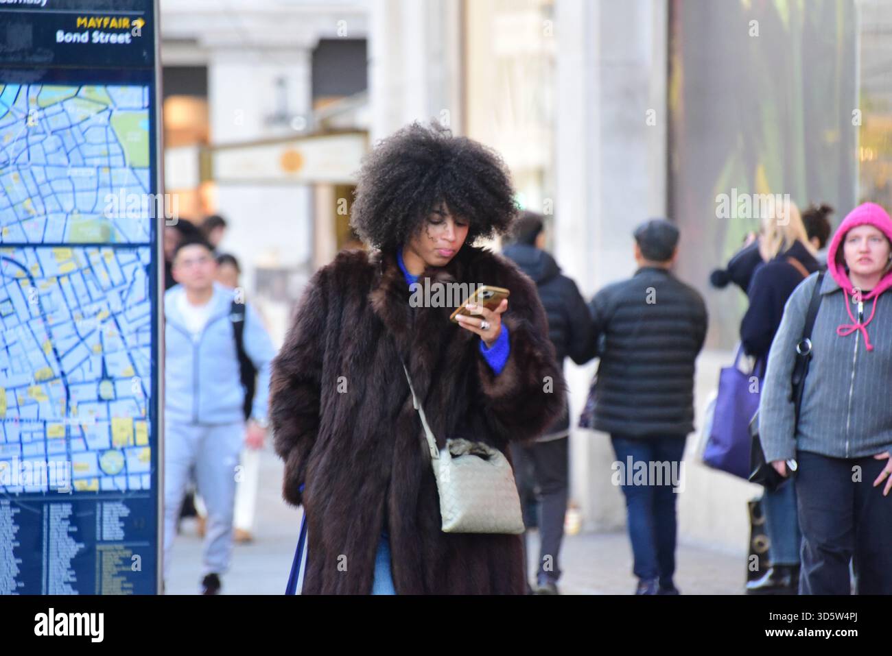 London, Großbritannien. 17. November 2025: Ein Mädchen hält sich in London warm und trägt einen Pelzmantel. London, 17.nov./25. Credit: graham mitchell/Alamy Live News Stockfoto