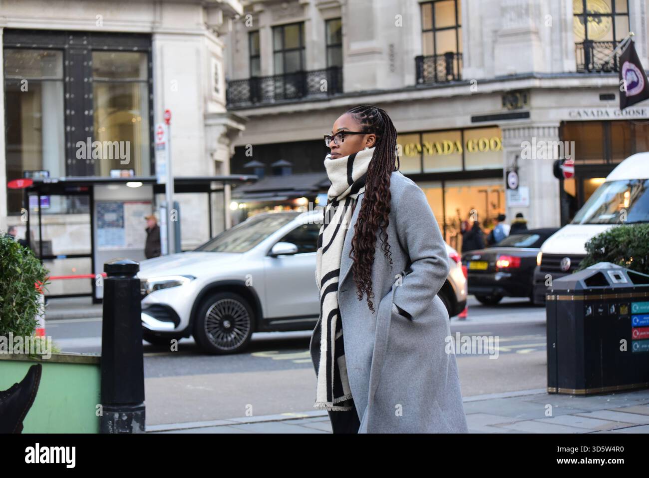 London, Großbritannien. 17. November 2025: Eine Dame geht mit einem warmen Mantel und einem großen Schal entlang. London 17/nov/25 Credit: graham mitchell/Alamy Live News Stockfoto
