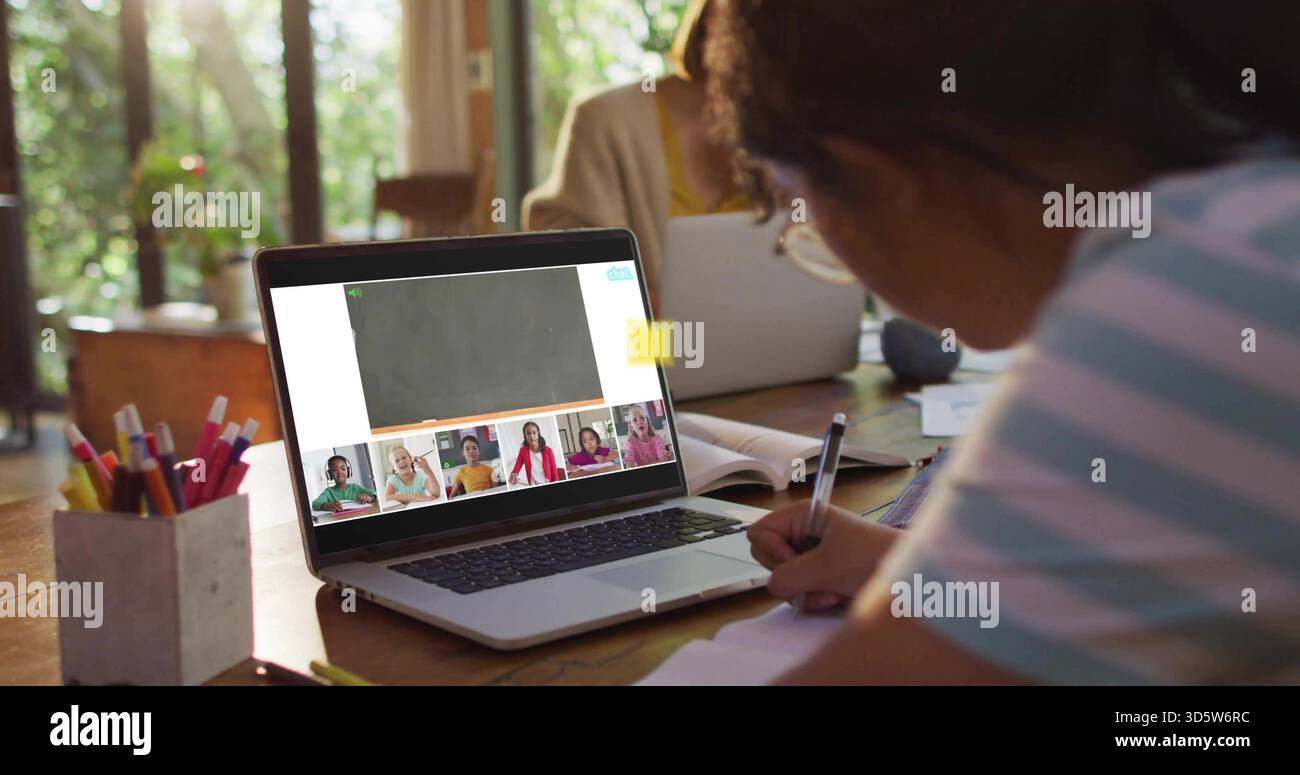 Schreiben Kind rechts vom Tisch studieren mit Notizbuch, Laptop auf Abruf, Bleistifte zu Hause, Erwachsenenarbeit Stockfoto