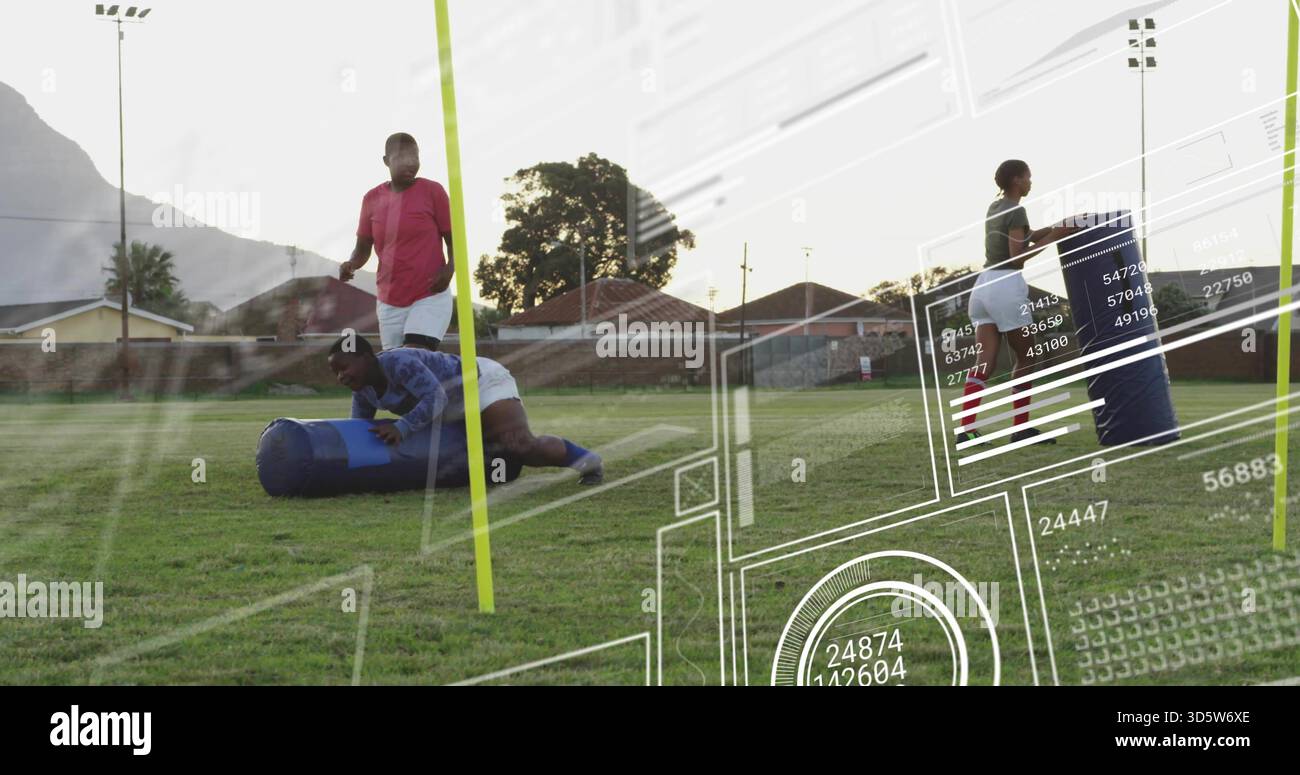 Drilling 4 Rugby Squad Tackling auf dem Gemeinschaftsfeld in Stollen mit blauem Tackle-Bag und gelben Stangen HUD Stockfoto