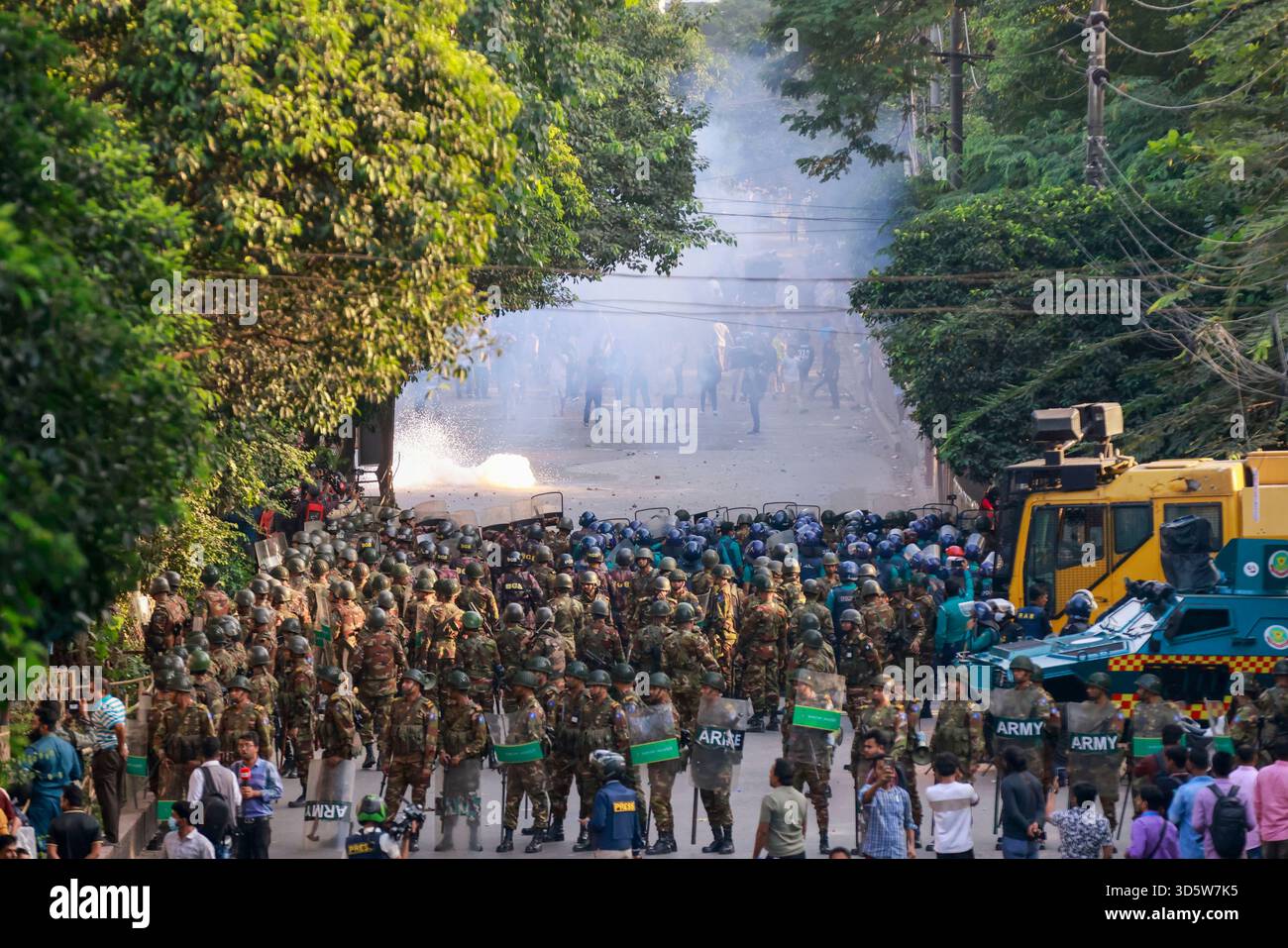 Dhaka, Bangladesch. November 2025. Die Demonstranten stoßen mit den Sicherheitskräften Bangladeschs zusammen, um das weitgehend abgerissene Bangabandhu Memorial Museum zu zerstören, die ehemalige Residenz von Scheich Hasinas Vater Scheich Mujibur Rahman, am 17. November 2025, dem Internationalen Strafgerichtshof (ICT), in Dhaka, Bangladesch. Bangladeschs International Crimes Tribunal (ICT) verurteilte die ehemalige Premierministerin Scheich Hasina wegen Verbrechen gegen die Menschlichkeit im Zusammenhang mit der Unterdrückung von Studentenprotesten im Juli-August 2024 und verurteilte sie zum Tode. (Kreditbild: © Su Stockfoto