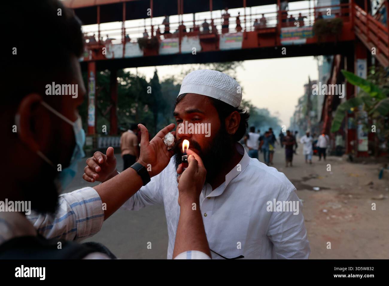 Dhaka, Bangladesch. November 2025. Die Demonstranten stoßen mit den Sicherheitskräften Bangladeschs zusammen, um das weitgehend abgerissene Bangabandhu Memorial Museum zu zerstören, die ehemalige Residenz von Scheich Hasinas Vater Scheich Mujibur Rahman, am 17. November 2025, dem Internationalen Strafgerichtshof (ICT), in Dhaka, Bangladesch. Bangladeschs International Crimes Tribunal (ICT) verurteilte die ehemalige Premierministerin Scheich Hasina wegen Verbrechen gegen die Menschlichkeit im Zusammenhang mit der Unterdrückung von Studentenprotesten im Juli-August 2024 und verurteilte sie zum Tode. (Kreditbild: © Su Stockfoto