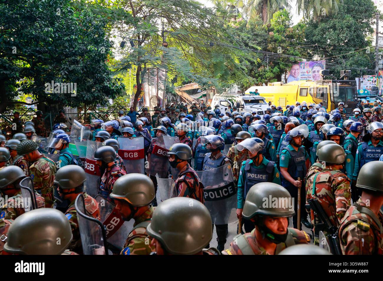 Dhaka, Bangladesch. November 2025. Die Demonstranten stoßen mit den Sicherheitskräften Bangladeschs zusammen, um das weitgehend abgerissene Bangabandhu Memorial Museum zu zerstören, die ehemalige Residenz von Scheich Hasinas Vater Scheich Mujibur Rahman, am 17. November 2025, dem Internationalen Strafgerichtshof (ICT), in Dhaka, Bangladesch. Bangladeschs International Crimes Tribunal (ICT) verurteilte die ehemalige Premierministerin Scheich Hasina wegen Verbrechen gegen die Menschlichkeit im Zusammenhang mit der Unterdrückung von Studentenprotesten im Juli-August 2024 und verurteilte sie zum Tode. (Kreditbild: © Su Stockfoto