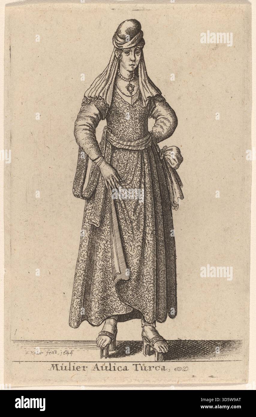 Dieser geätzte Druck des Künstlers Wenceslaus Hollar (1607-1677) mit dem Titel *Mulier Aulica Turca* (ca. 1644) zeigt eine türkische Hoffrau in zeitgenössischer Kleidung aus dem 17. Jahrhundert. Die Figur ist in voller Länge stehend dargestellt, in reicher Kostümierung mit Kopfschmuck, mehrschichtigen Kleidungsstücken und dekorativen Accessoires, mit feiner Linienführung auf Papier im Stil von Hollar's Kostümporträt. Stockfoto