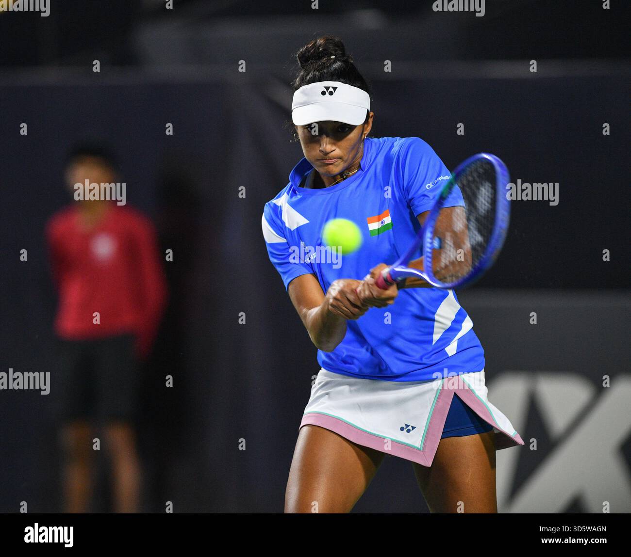 Bengaluru, Indien. November 2025. Sahaja Yamalapalli (IND) über Action während des Gruppenspiels im staatlichen Rasentennisverband Karnataka während der Billie Jean King Cup Playoffs in Bengaluru, Indien am 15. November 2025 Credit: Independent Photo Agency/Alamy Live News Stockfoto
