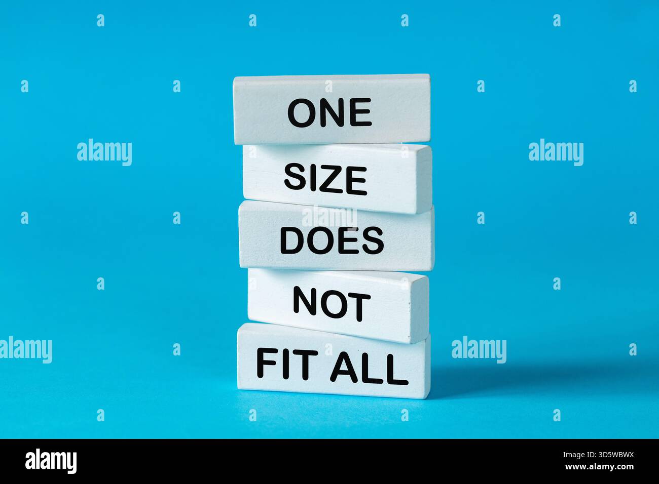 Eine Größe passt nicht für alle. Das Konzept eines individuellen Ansatzes. Die Unzulänglichkeit von Standardlösungen. Kleidung, Bildung, Wirtschaft, Gesundheitswesen, umwelt Stockfoto