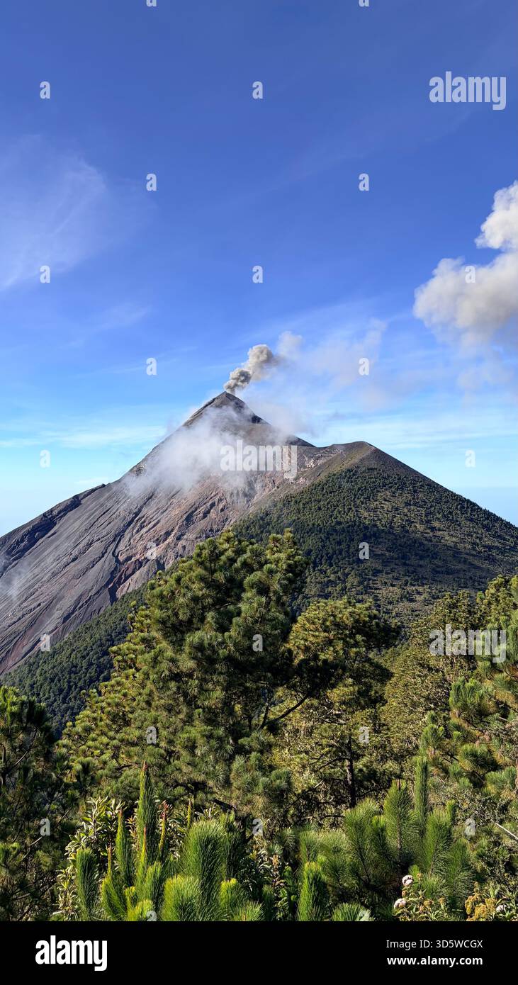 Vulkan Fuego Tageslicht - Smartphone-aufgenommenes Stockfoto