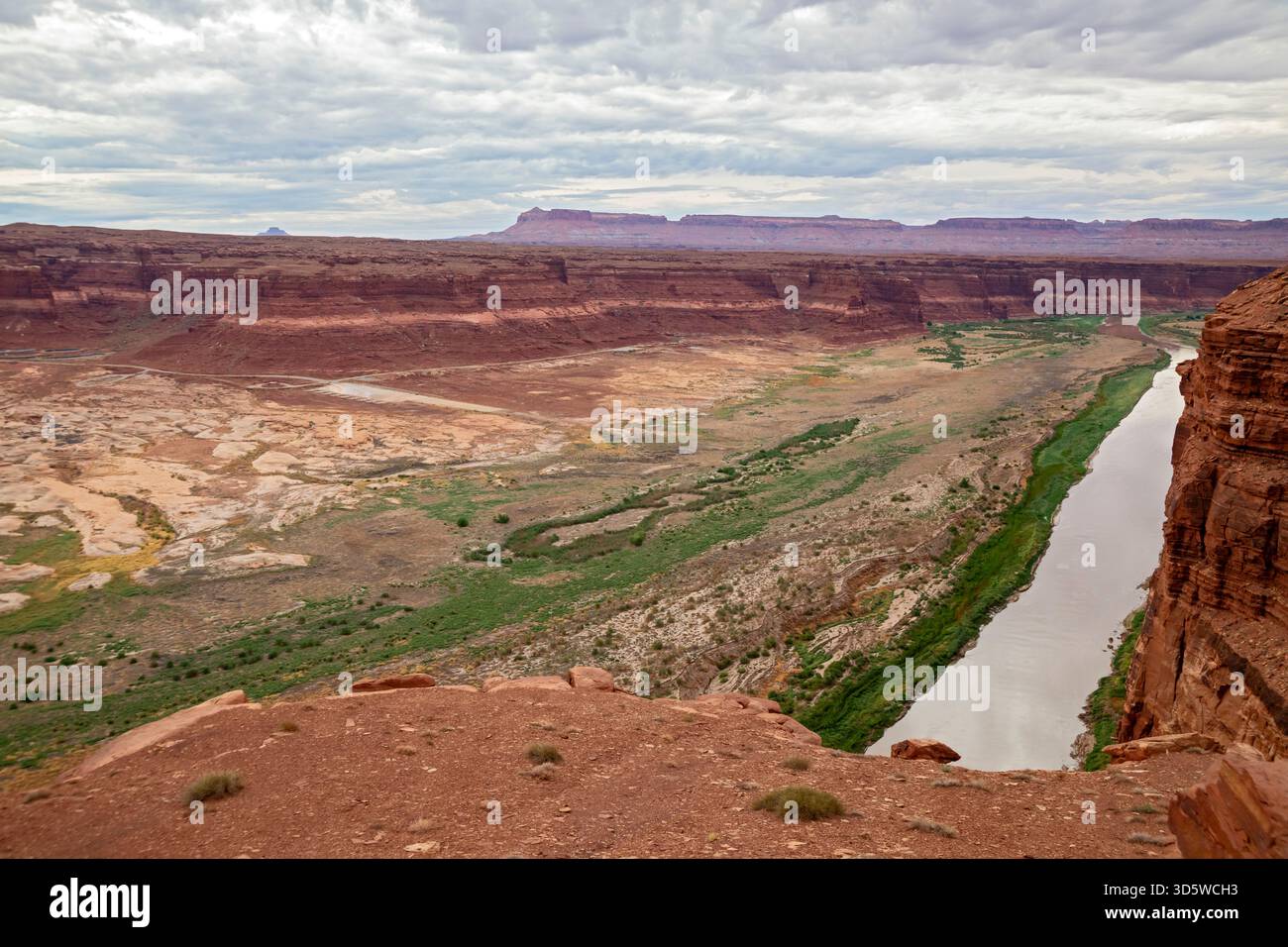 Hite, Michigan – Lake Powell ist aus der ehemaligen Hite Marina verschwunden, wo früher Boote von der Betonplatte in der Mitte links starteten. Ein langer Stockfoto