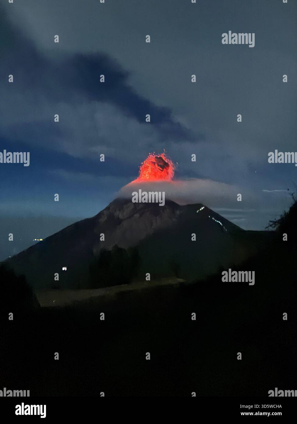 Vulkan Fuego Eruption - Smartphone-aufgenommenes Stockfoto