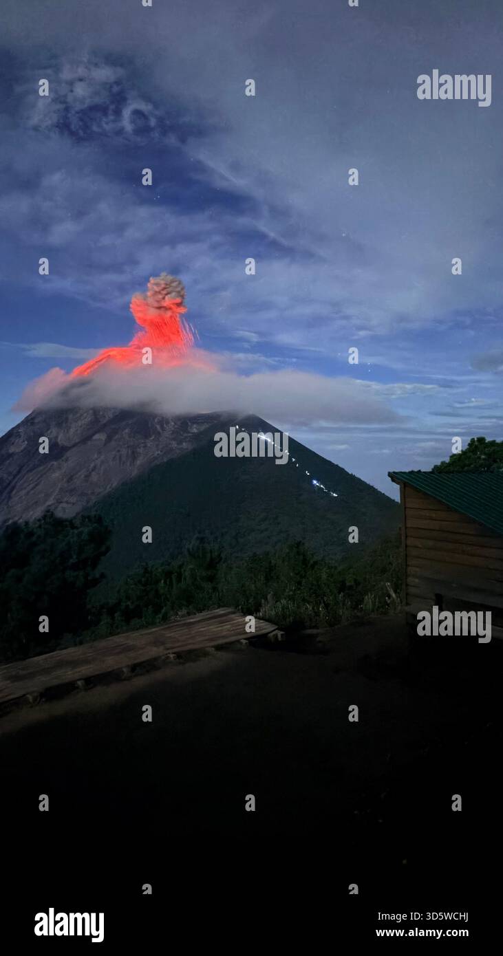 Vulkan Fuego Eruption - Smartphone-aufgenommenes Stockfoto