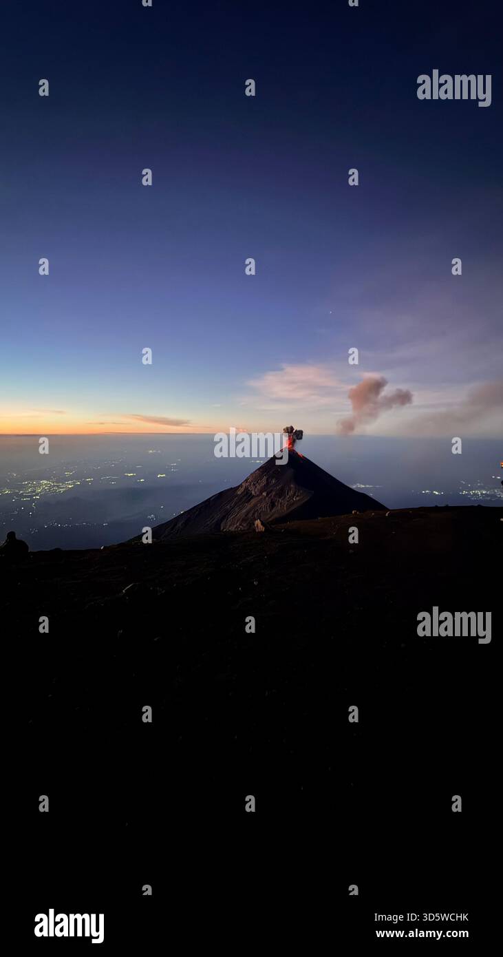 Acatenango Sonnenaufgang mit dem Vulkan Fuego - Smartphone-aufgenommenes Stockfoto