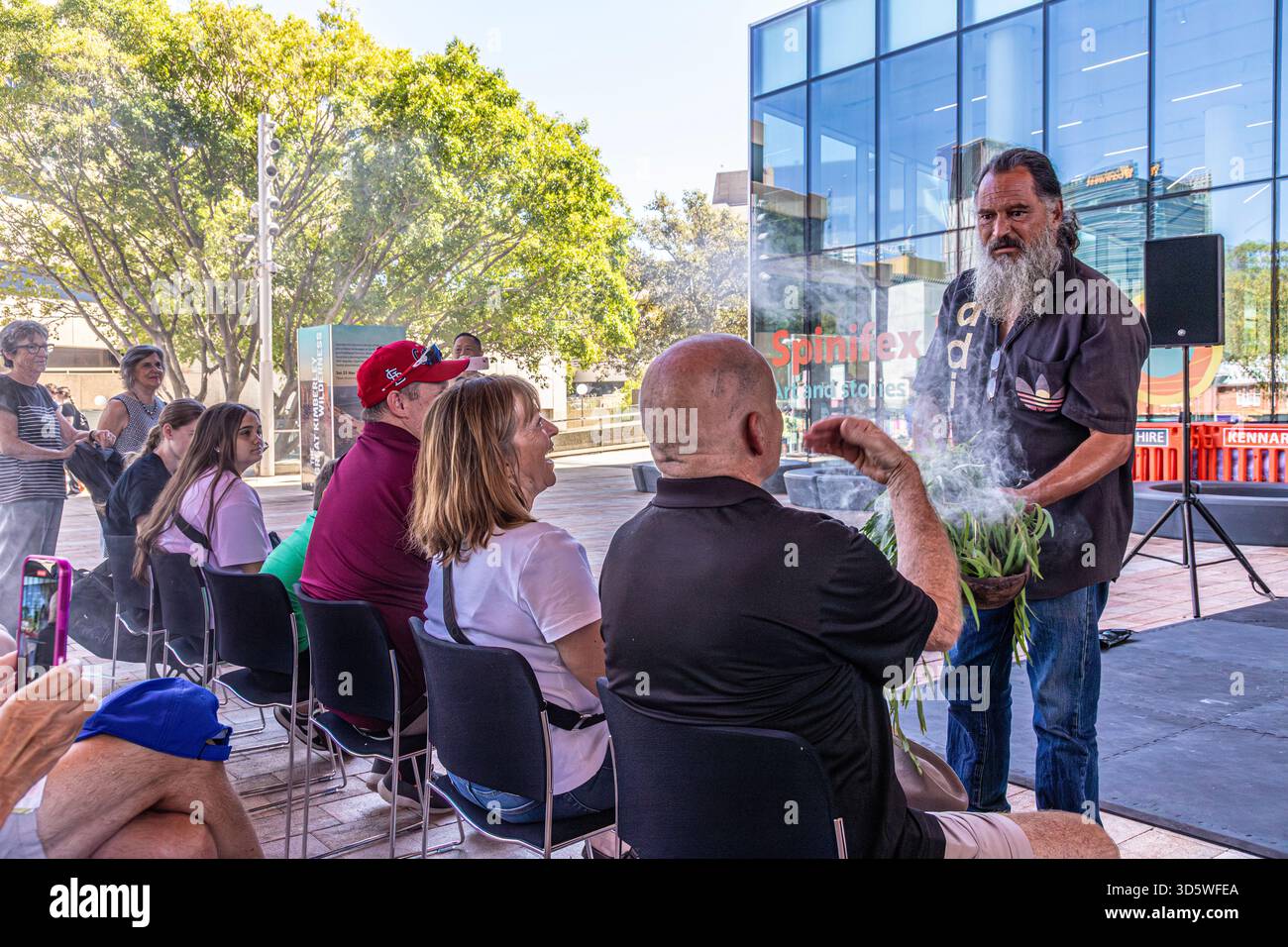 Besucher werden mit der traditionellen Rauchzeremonie zur Nyumbi-Tanzvorstellung am Samstagmorgen im Museum of Western Australia Bool begrüßt Stockfoto