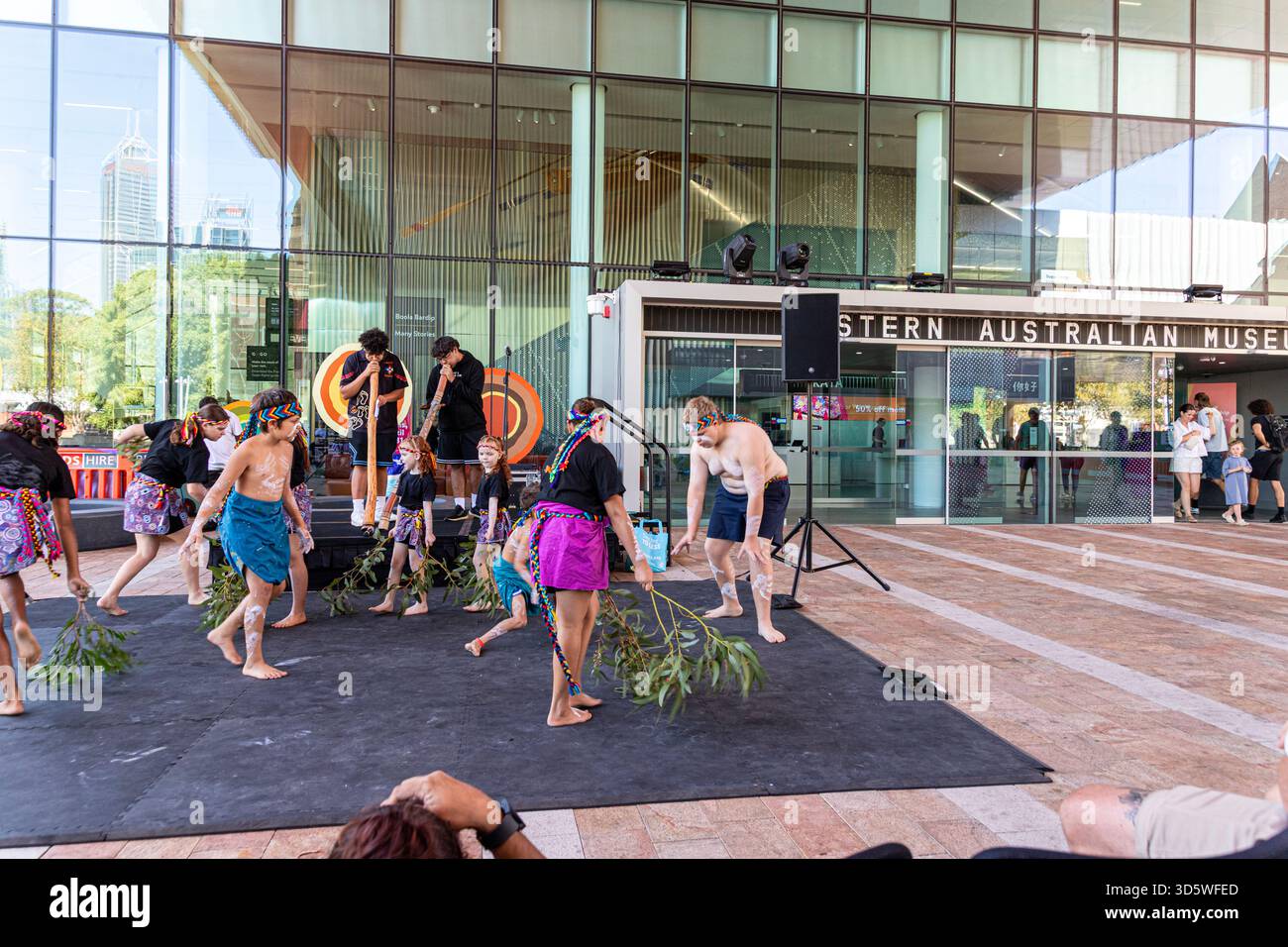 Die reguläre Nyumbi-Tanzvorstellung am Samstagmorgen im Museum of Western Australia Boola Bardip, Perth, Western Australia, WA, Australien Stockfoto