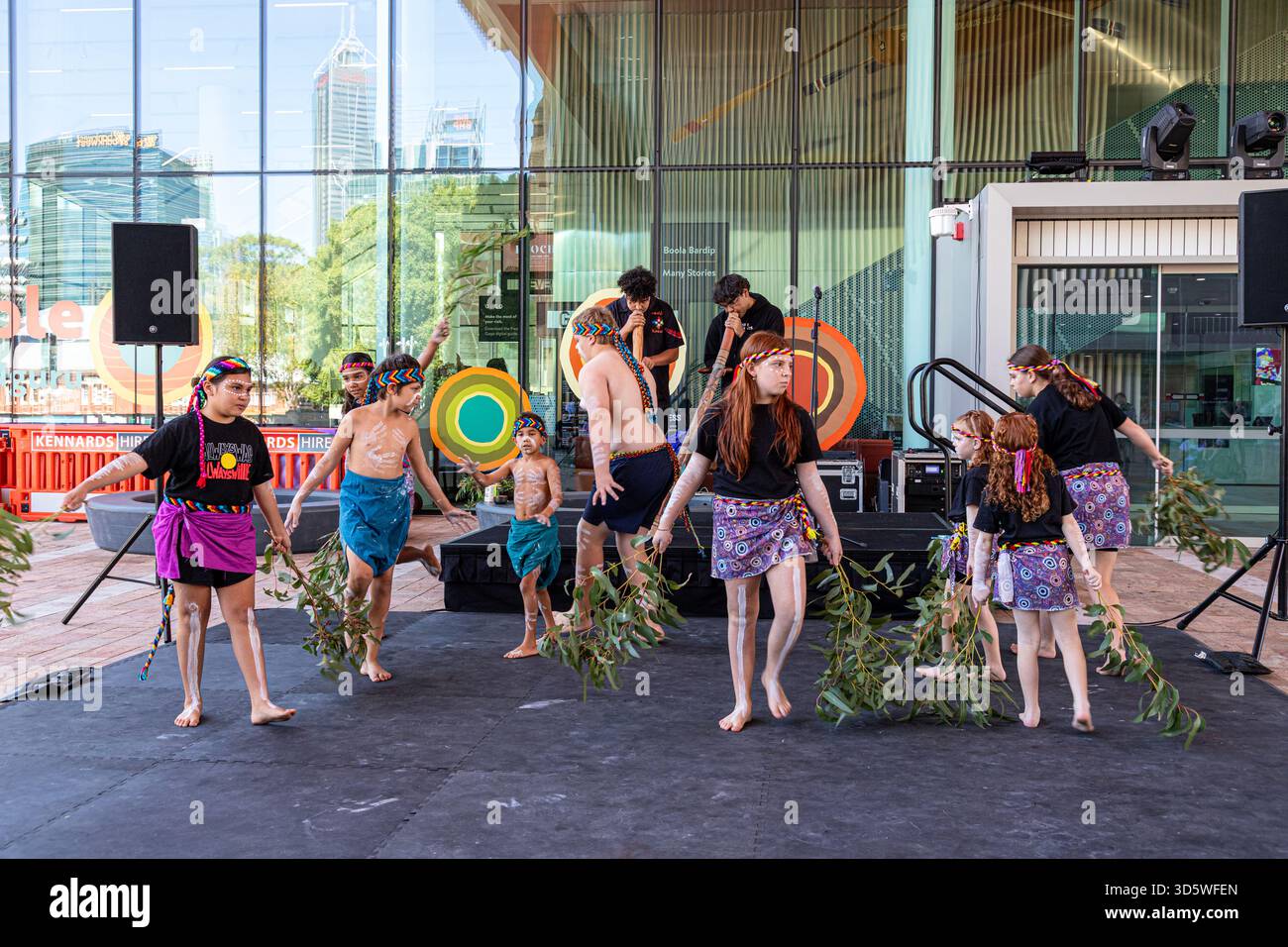 Die reguläre Nyumbi-Tanzvorstellung am Samstagmorgen im Museum of Western Australia Boola Bardip, Perth, Western Australia, WA, Australien Stockfoto