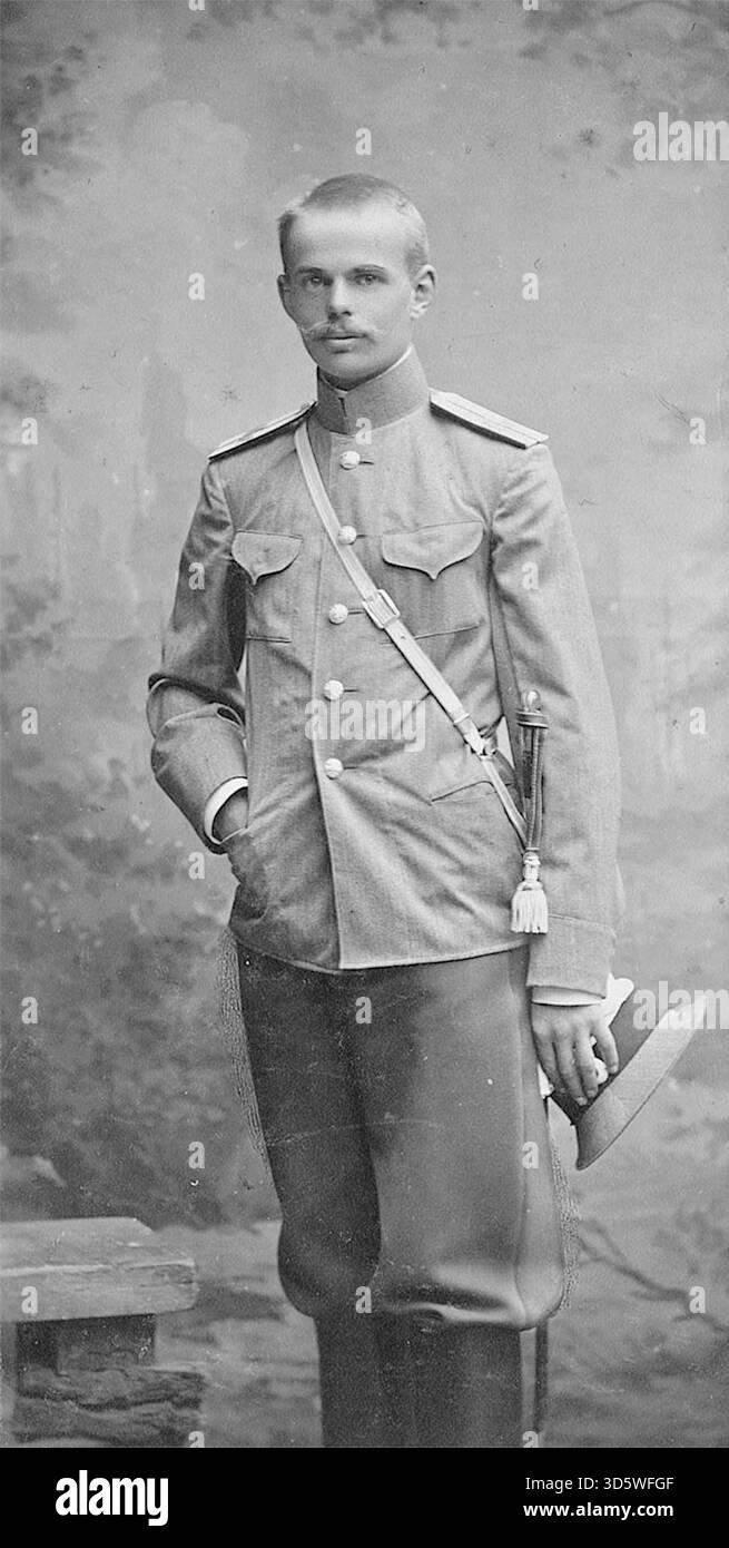 Baron Roman von ungern-Sternberg als junger Kadett der kaiserlichen russischen Armee, aufgenommen um 1906 – das Foto zeigt einen jungen Mann, der in einem Atelier steht und eine helle Militäruniform trägt. Er trägt eine Tunika mit hohem Kragen und Schulterklappen, typisch für die Kaiserliche Russische Armee in dieser Zeit. Ein weißer Riemen verläuft schräg über seine Brust und ein Seitenarm hängt an seinem Gürtel auf der rechten Seite. Baron Ungern-Sternberg wurde später ein berüchtigter anti-bolschewistischer Führer und Warlord während des russischen Bürgerkriegs und erhielt die Beinamen „der verrückte Baron“ und „der Bloody Baron“. Stockfoto