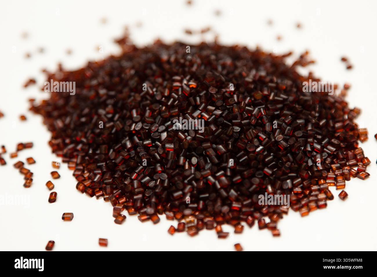 Dunkelrotes Polymergranulat für die Kunststoffproduktion Stockfoto