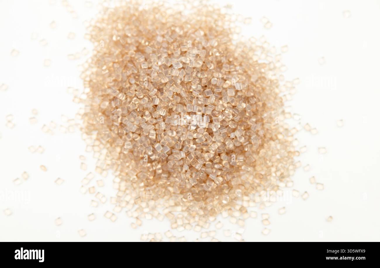 Bernsteinfarbene Kunststoffpellets für die industrielle Fertigung Stockfoto