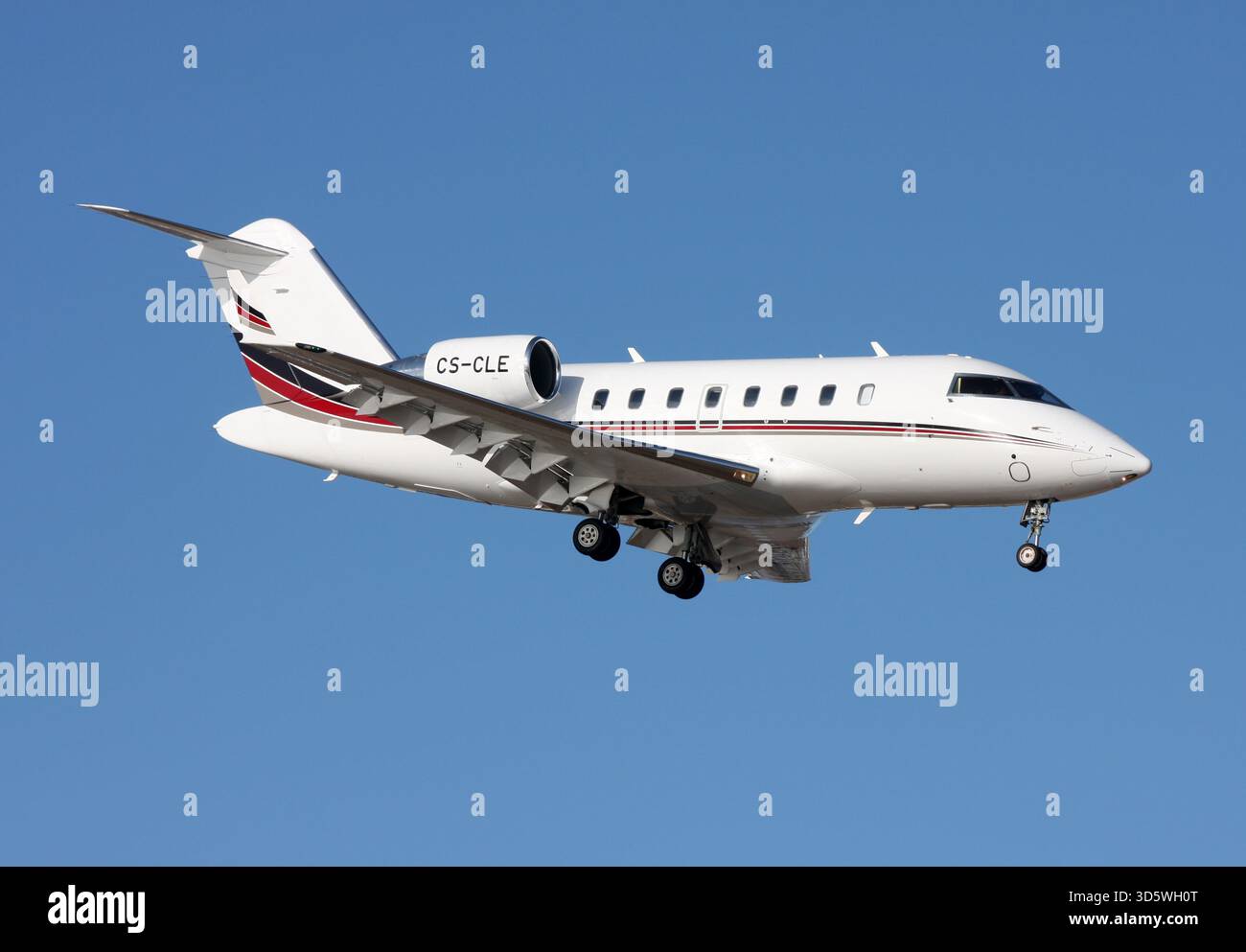 Ein Bombardier Challenger 650 (CL-600-2B16) Business Jet nähert sich dem Flughafen Lanzarote Arrecife Stockfoto