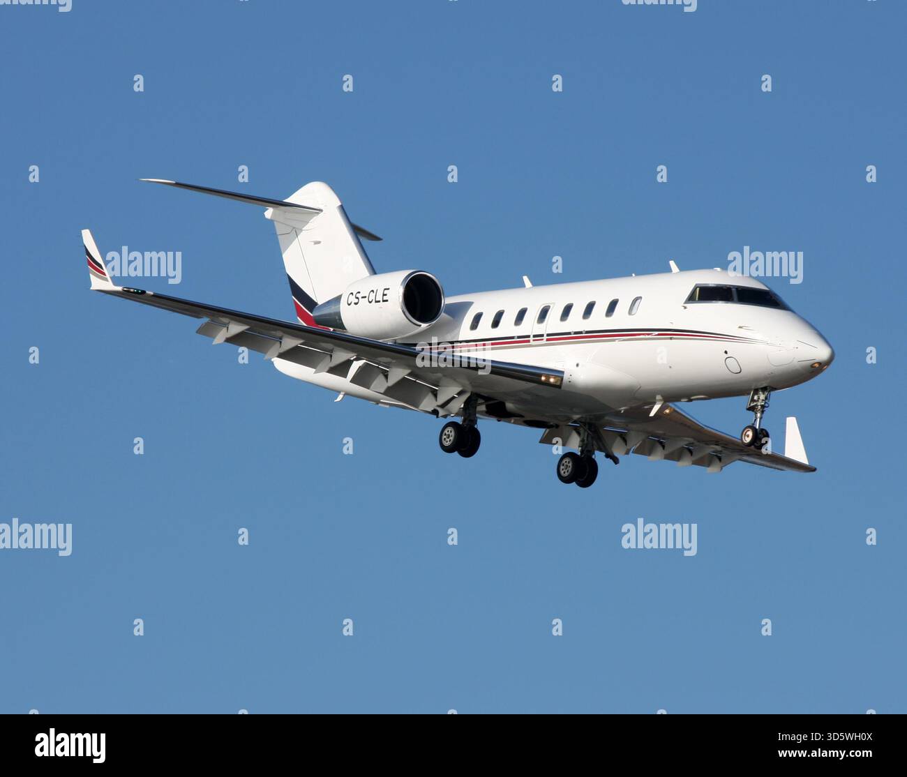Ein Bombardier Challenger 650 (CL-600-2B16) Business Jet nähert sich dem Flughafen Lanzarote Arrecife Stockfoto