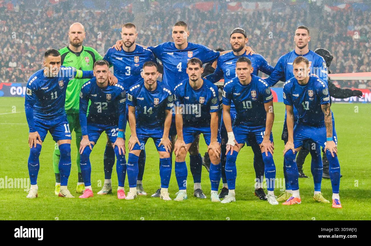 London, Großbritannien. November 2025 (oberste Reihe, von links nach rechts) serbischer Torhüter Predrag Rajkovic, Strahinja Pavlovic, Nikola Milenkovic, Nemanja Gudelj. Stockfoto