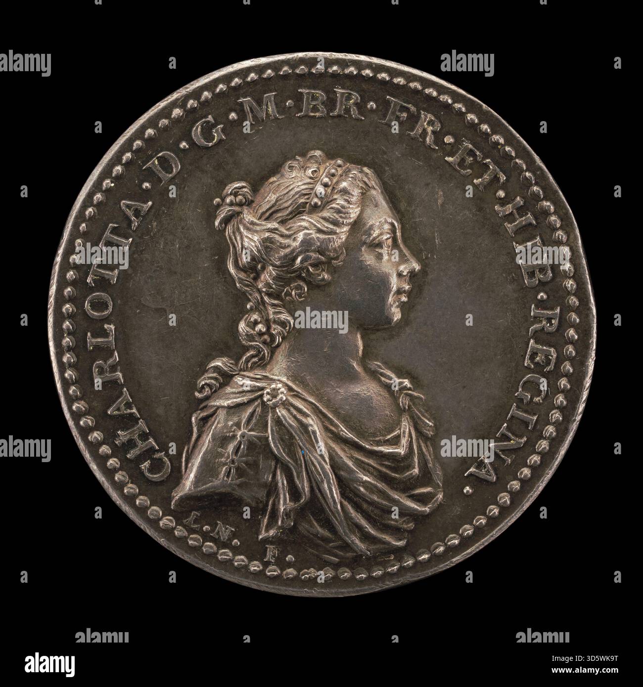Eine Medaillenvorderseite von Johann Lorenz Natter aus dem Jahr 1761, die Königin Charlottes Krönungsporträt im Profil zeigt. Die Vorderseite betont das Gleichnis, die königliche Kleidung, den Inschriftenbereich und die formale Modellierung, die mit den Medaillenbildnissen aus der Mitte des 18. Jahrhunderts übereinstimmt. Stockfoto