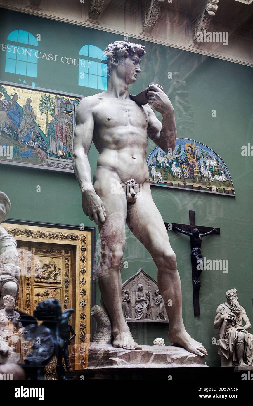 Die V&A-Besetzung von Michelangelos Skulptur von David, London. Stockfoto