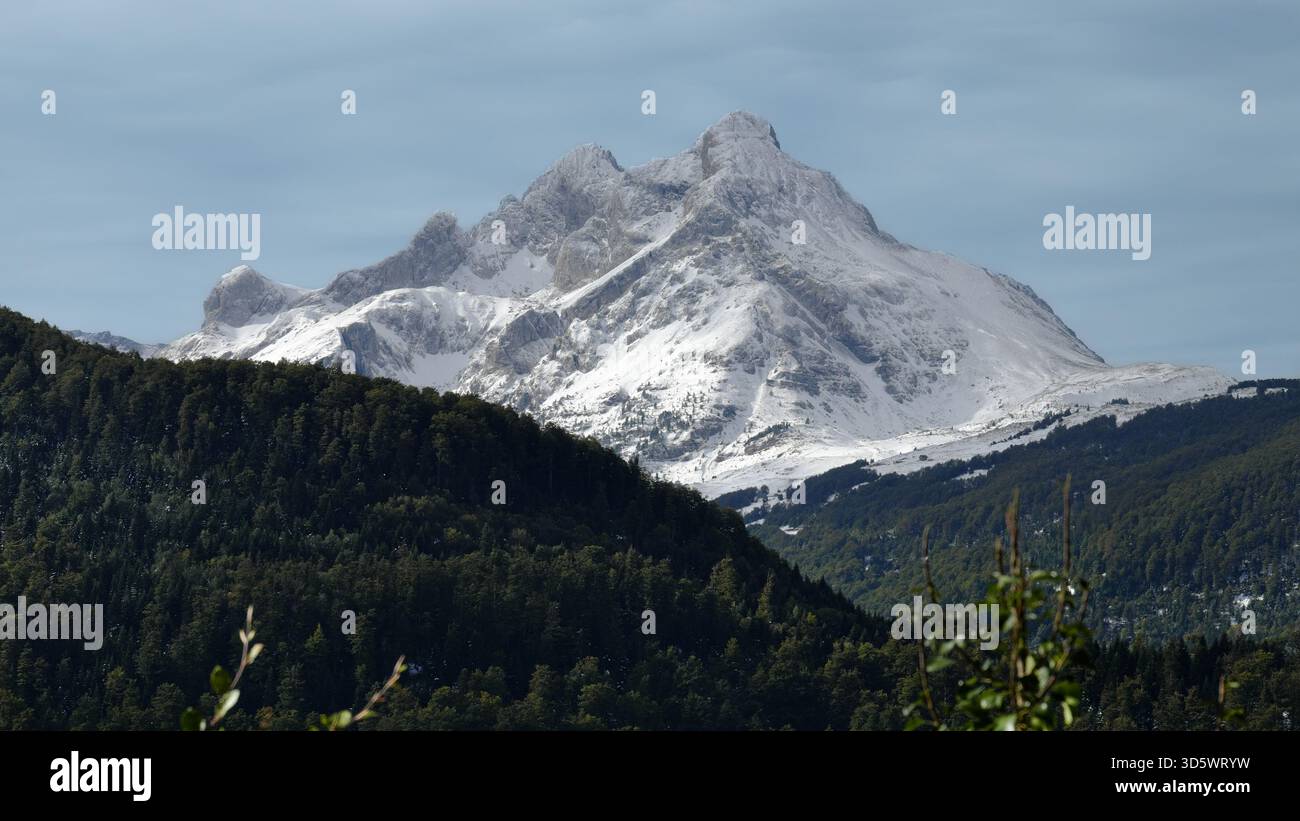 Verschneite Berg Komovi Gipfel am 10/2025 in Montenegro (Panorama) Stockfoto