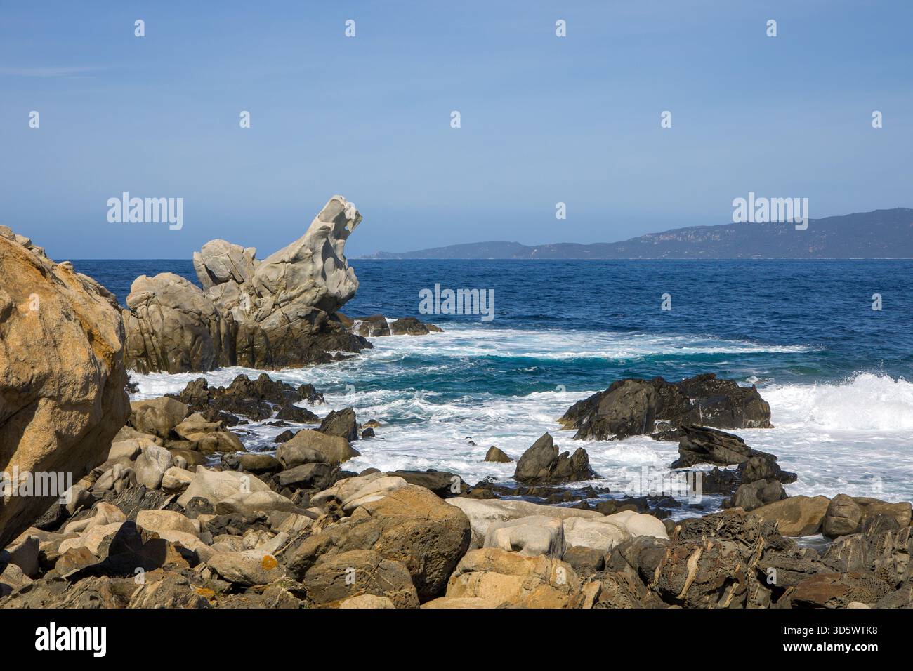 Die bizarren Granitverwitterungsformationen, genannt Tafoni, mit der zerklüfteten Küste von Campomoro bei Sonnenschein und blauem Himmel Stockfoto