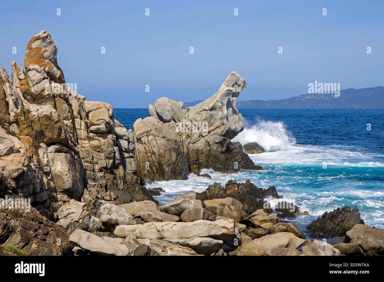 Die bizarren Granitverwitterungsformationen, genannt Tafoni, mit der zerklüfteten Küste von Campomoro bei Sonnenschein und blauem Himmel Stockfoto