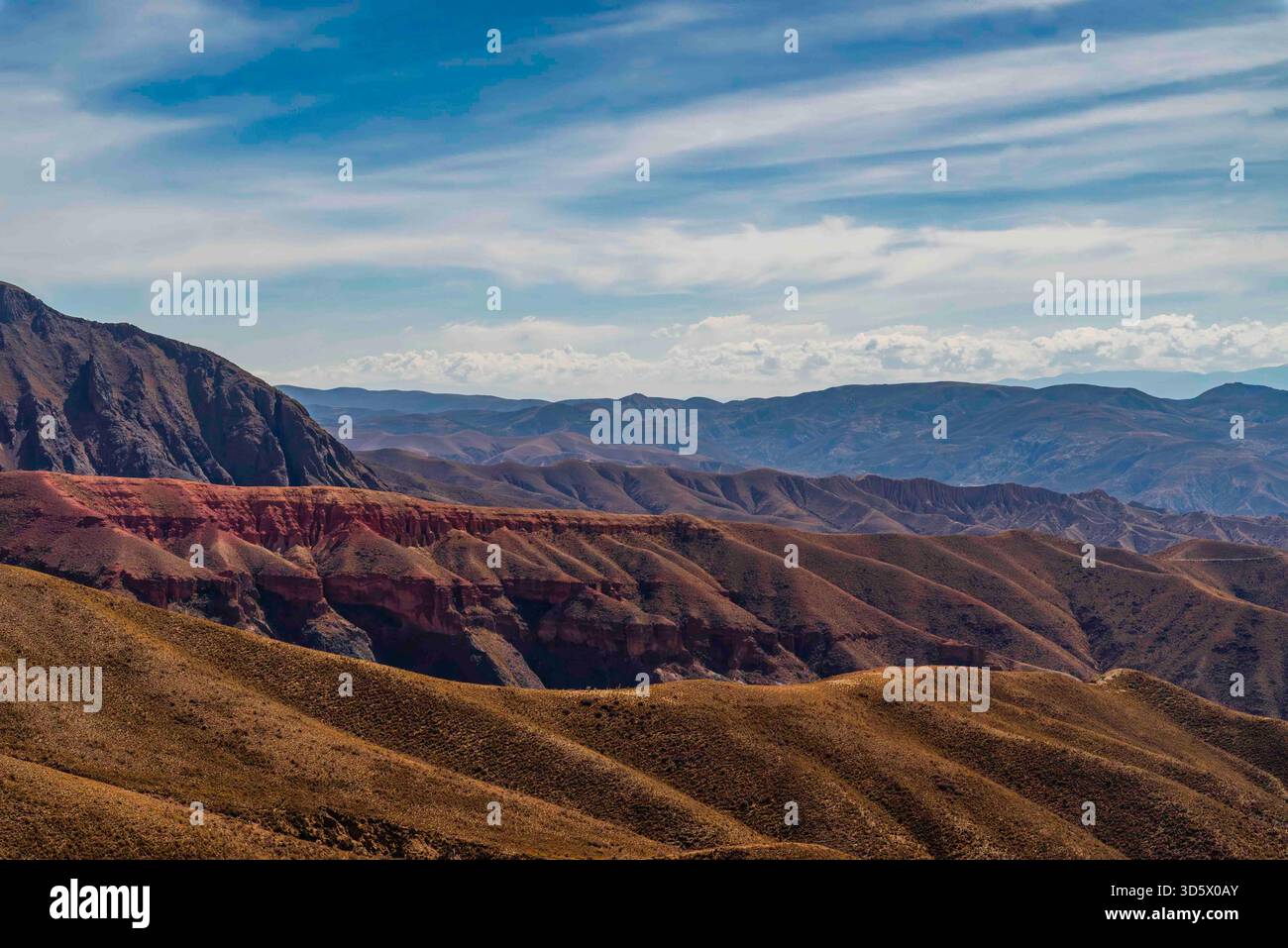 Breiter Panoramablick auf zerklüftete Berge in Bolivien unter einem klaren blauen Himmel. Stockfoto