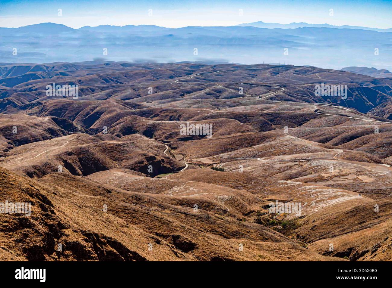 Breiter Panoramablick auf zerklüftete Berge in Bolivien unter einem klaren blauen Himmel. Stockfoto