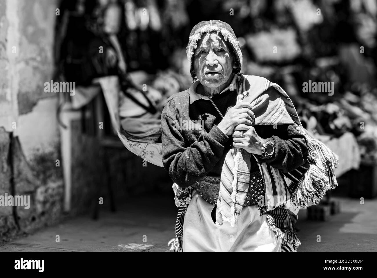 Porträt eines älteren Tarabuqueño-Mannes mit traditioneller Kopfbedeckung auf dem Tarabuco-Markt Stockfoto